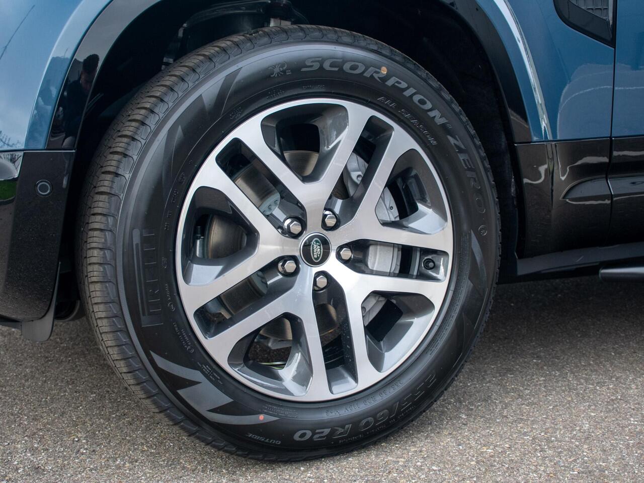 Land Rover DEFENDER 110 2.0 P300e 110 X-Dynamic l 6 Persoons l Treeplanken l Schuif- /kantel Pano l Adapt. Cruise l Black Pack l 360 Camera