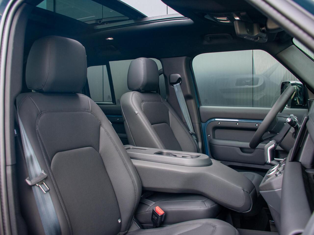 Land Rover DEFENDER 110 2.0 P300e 110 X-Dynamic l 6 Persoons l Treeplanken l Schuif- /kantel Pano l Adapt. Cruise l Black Pack l 360 Camera