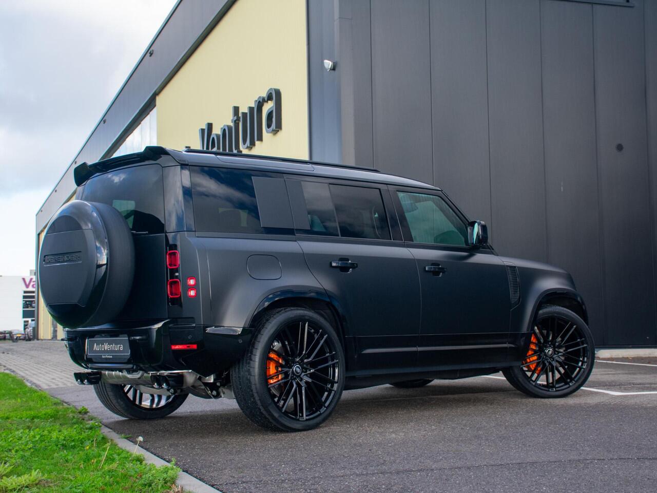 Land Rover DEFENDER 110 2.0 P300e 110 X-Dynamic HSE Trekhaak l Schuif-/kantel Panorama dak l Black Pack l Treeplanken l Spoiler l Wheelcover l 24 Inch l