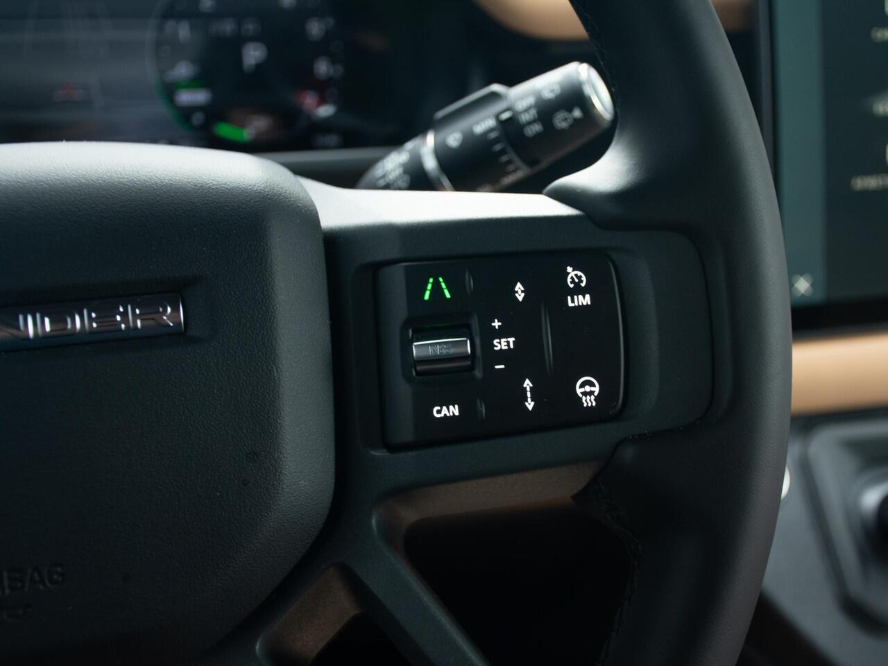 Land Rover DEFENDER 110 2.0 P300e 110 X-Dynamic HSE l NP ¤127.050 l Torque vectoring l Schuif-/kantel Panorama dak l Standkachel l 22 Inch