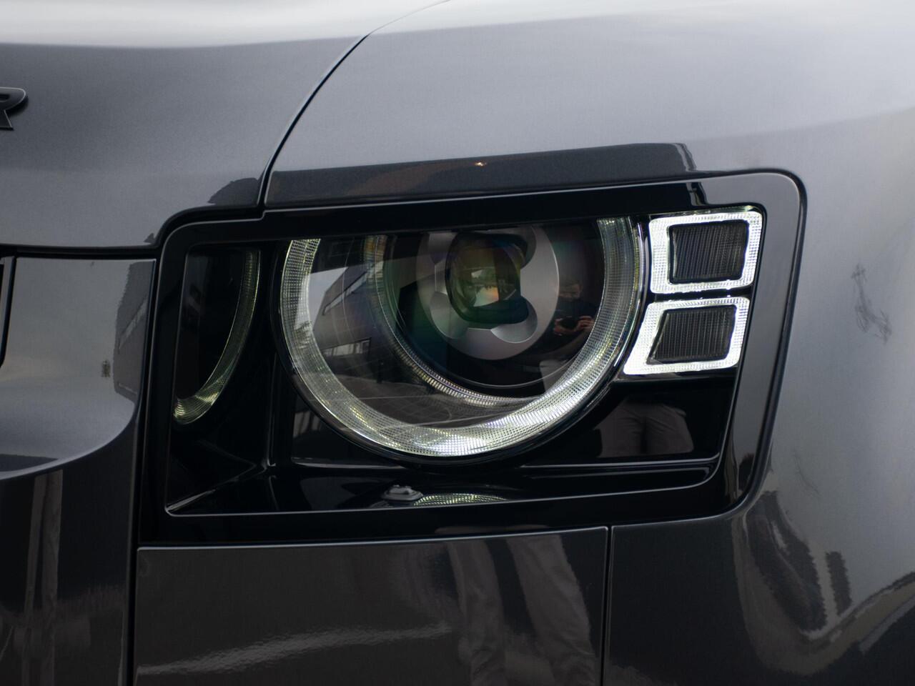 Land Rover DEFENDER 110 2.0 P300e 110 X-Dynamic l 6 Persoons l Schuif- /kantel Pano l Adapt. Cruise l Black Pack l 360 Camera