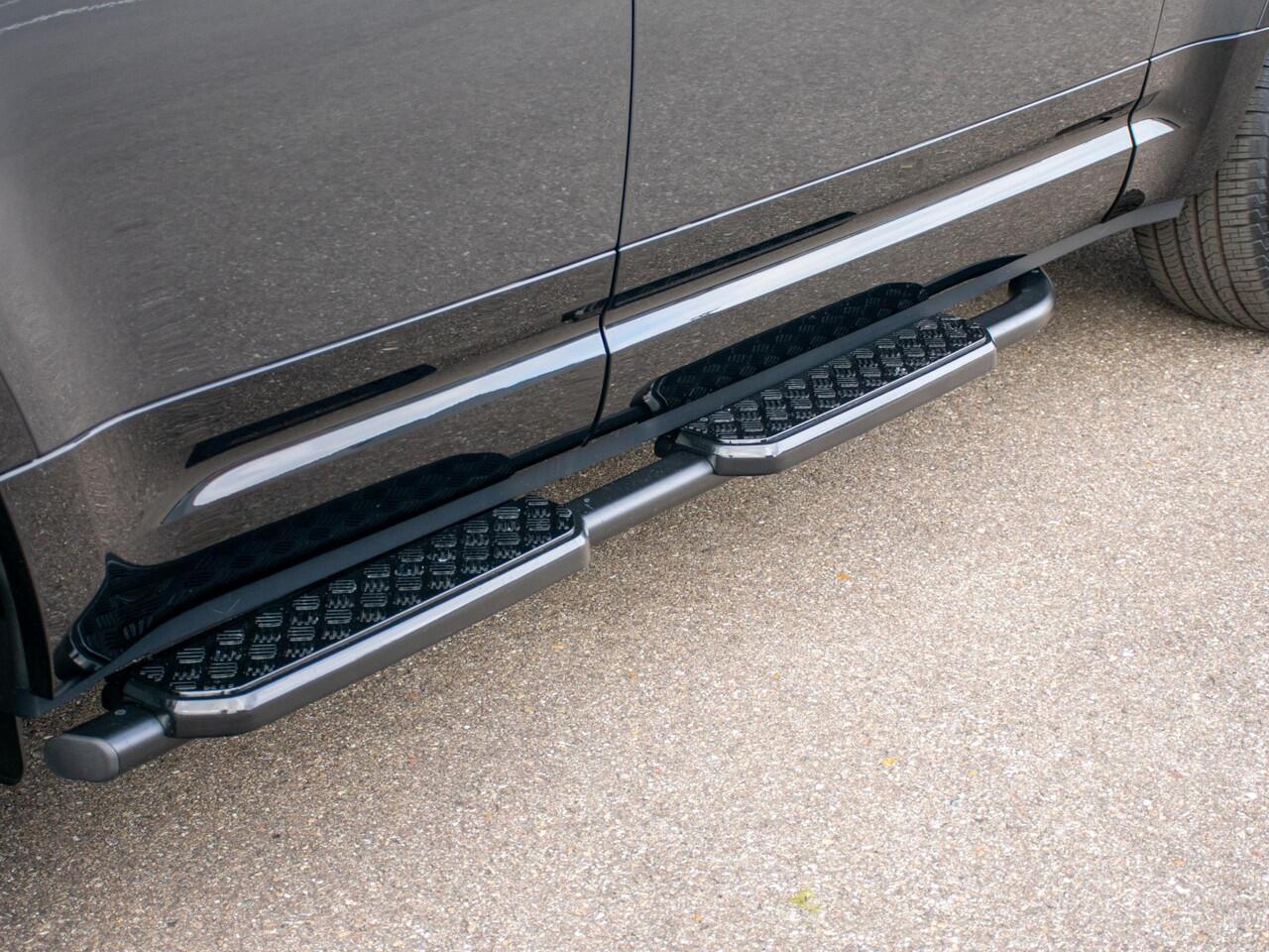 Land Rover DEFENDER 110 2.0 P300e 110 X-Dynamic HSE Trekhaak l Schuif-/kantel Panorama dak l Black Pack l Treeplanken l Spoiler l Wheelcover l 20 Inch l