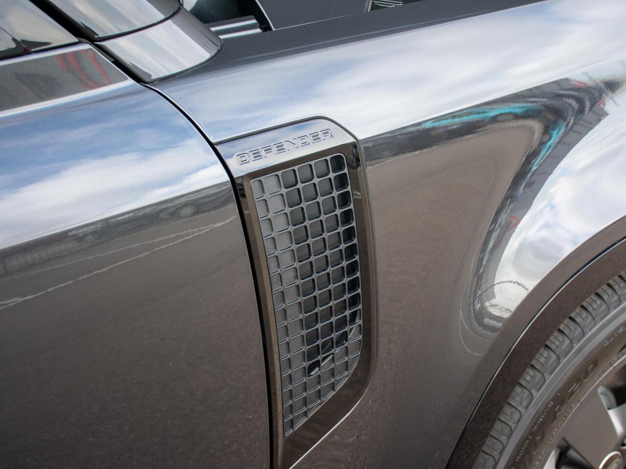 Land Rover DEFENDER 110 2.0 P300e 110 X-Dynamic HSE Trekhaak l Schuif-/kantel Panorama dak l Black Pack l Torque vectoring l Wheelcover l 20 Inch l