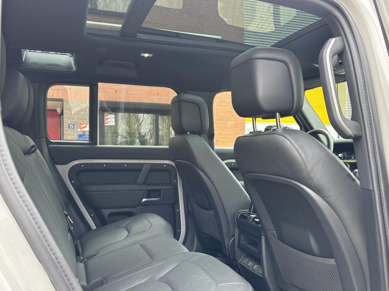 Land Rover DEFENDER Landrover 110 X-Dynamic HSE Black Urban Head-up 22'' Trekhaak BTW