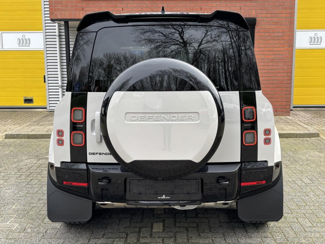 Land Rover DEFENDER Landrover 110 X-Dynamic HSE Black Urban Head-up 22'' Trekhaak BTW