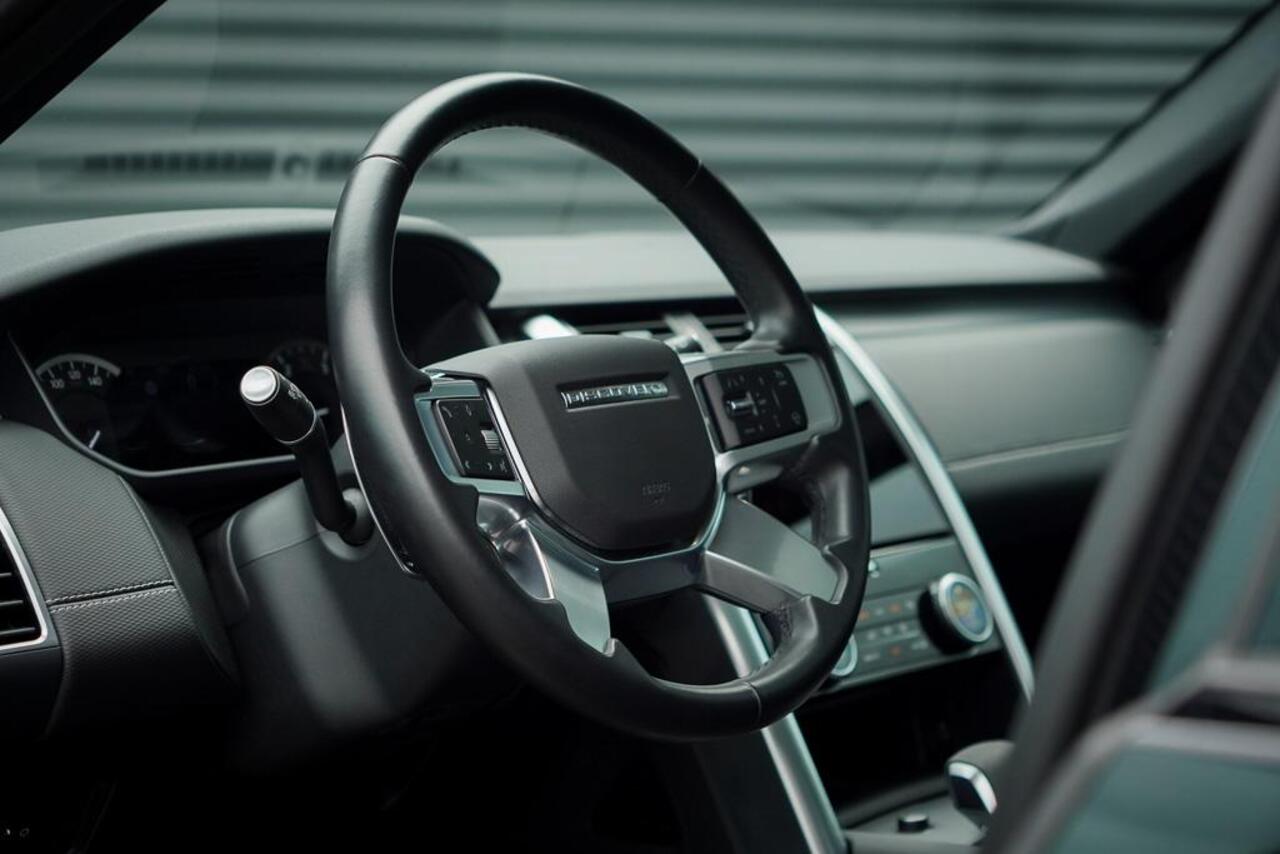 Land Rover DISCOVERY 3.0 D250 R-Dynamic SE / VAN / Pano / Trekhaak / Grijs Kenteken / Excl BTW