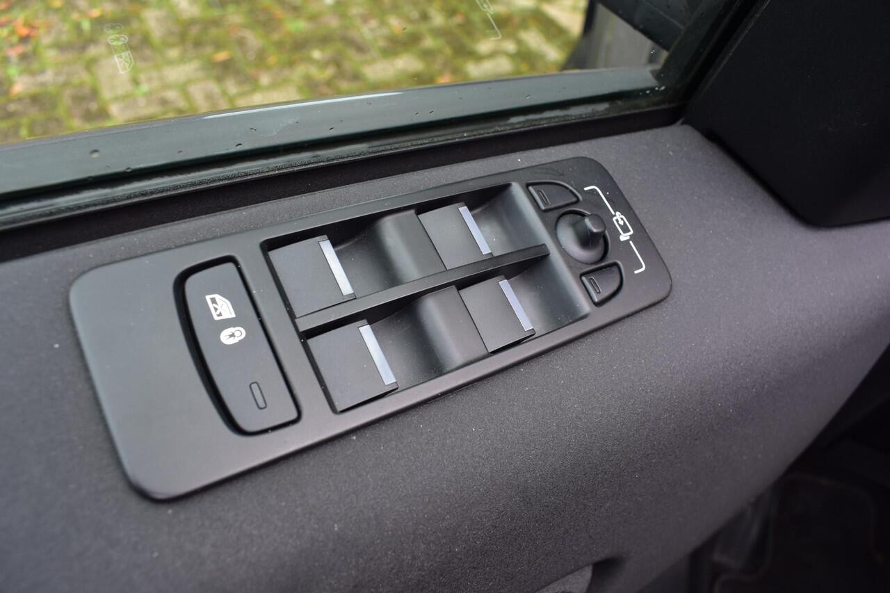 Land Rover DISCOVERY SPORT P300e 1.5 R-Dynamic SE Trekhaak, Dodehoek, stuur en stoelverwarming