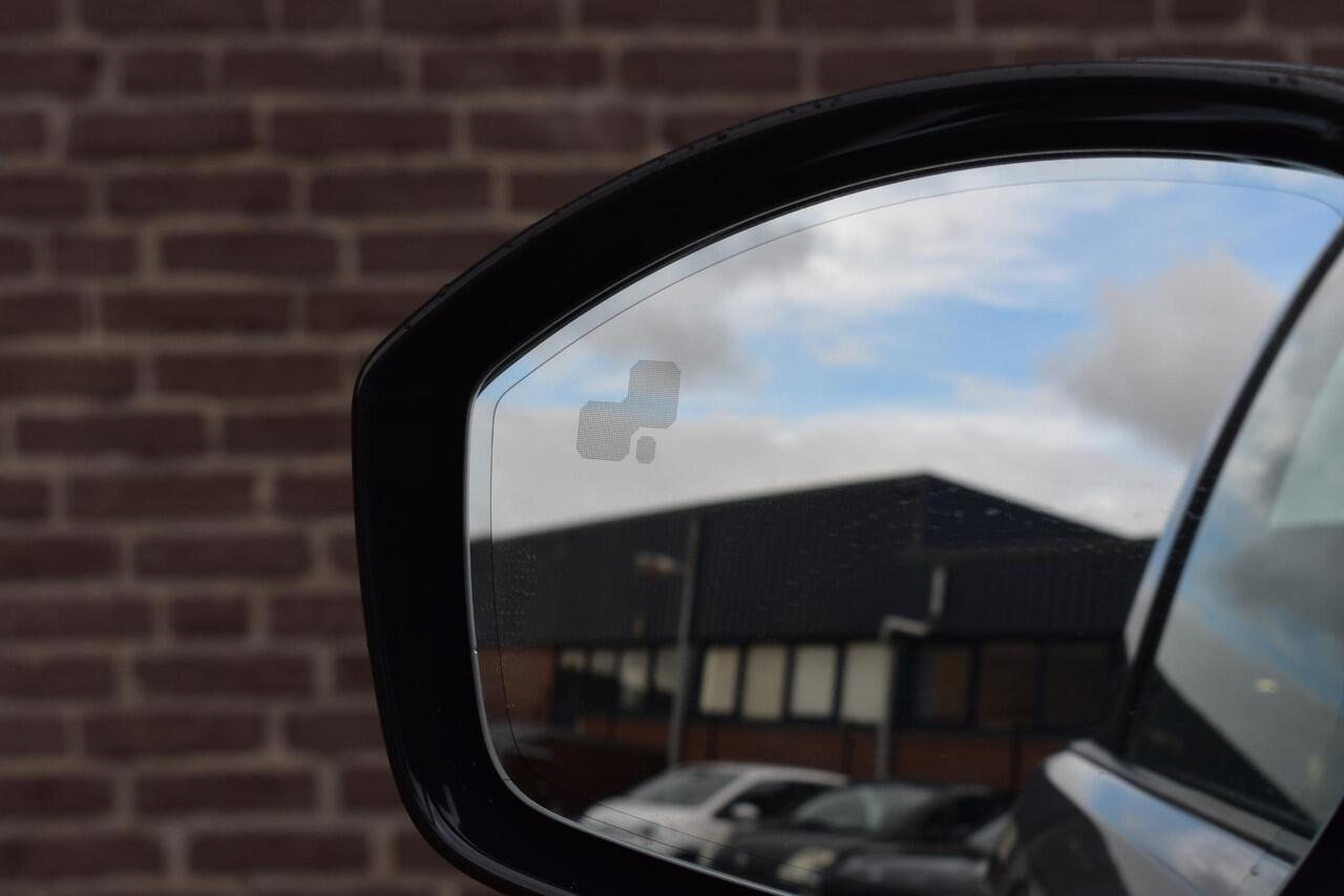 Land Rover DISCOVERY SPORT P300e 1.5 R-Dynamic SE Trekhaak, Dodehoek, stuur en stoelverwarming