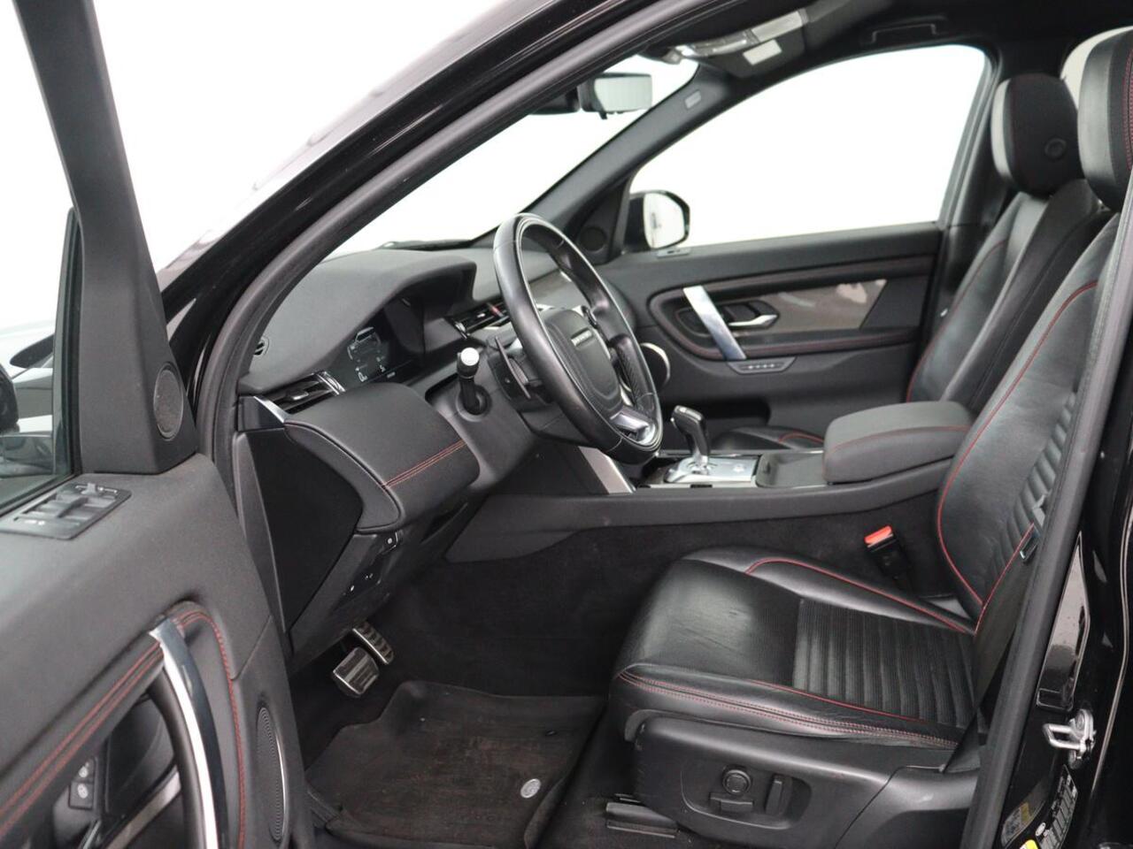 Land Rover DISCOVERY SPORT P300e 1.5 R-Dynamic SE | SOH 86% | Panoramadak | Head-Up | Leder | Trekhaak | Matrix LED | Stoelverwarming | Keyless | Park Assist | Carplay | Navigatie | Memory | PHEV | Plug In