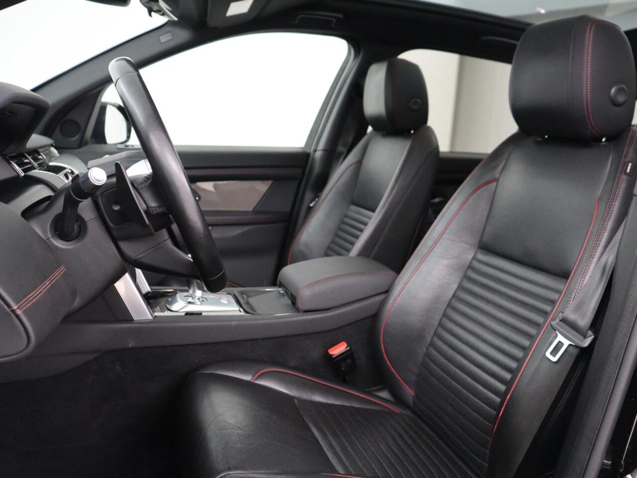 Land Rover DISCOVERY SPORT P300e 1.5 R-Dynamic SE | SOH 86% | Panoramadak | Head-Up | Leder | Trekhaak | Matrix LED | Stoelverwarming | Keyless | Park Assist | Carplay | Navigatie | Memory | PHEV | Plug In