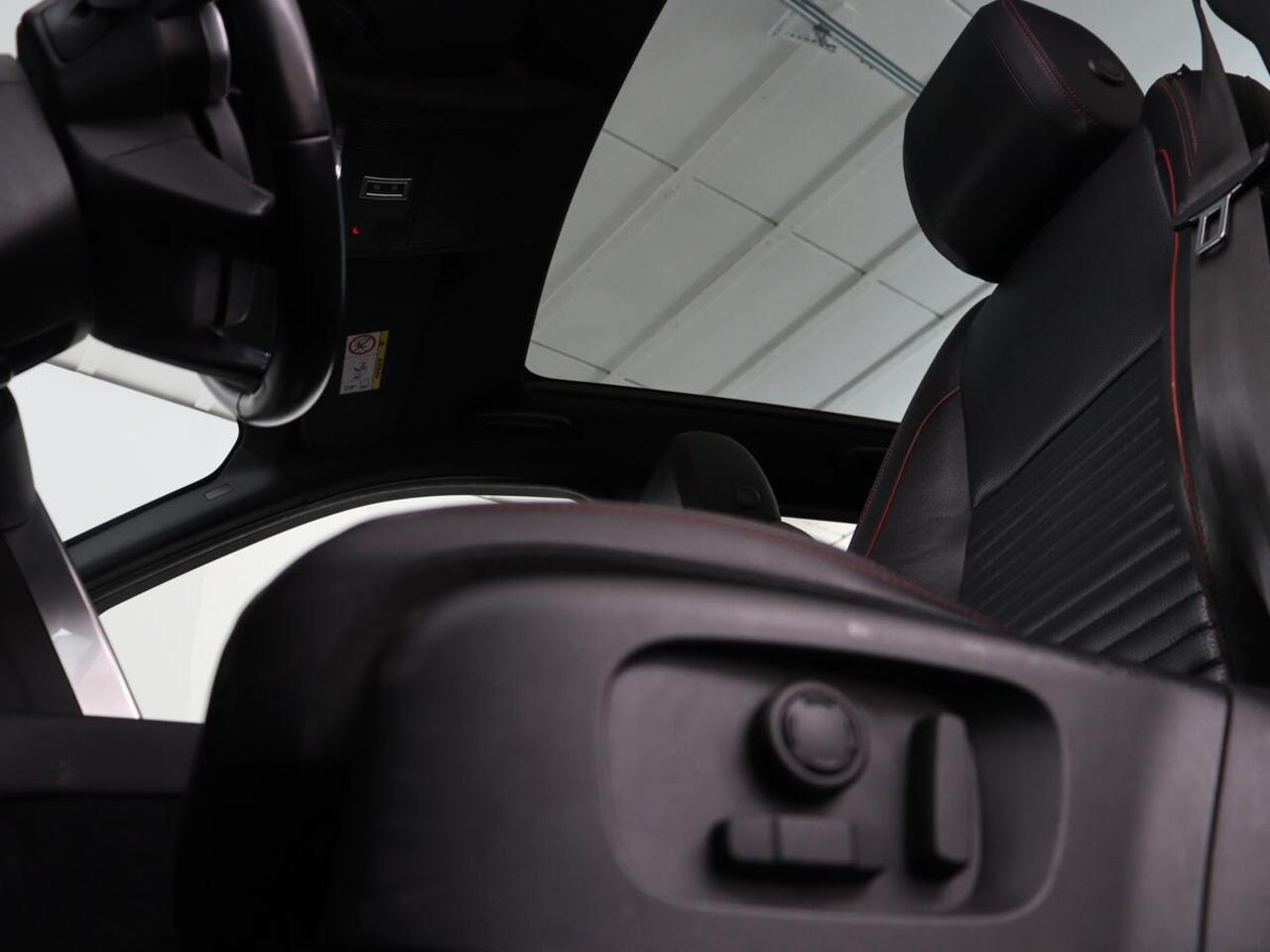 Land Rover DISCOVERY SPORT P300e 1.5 R-Dynamic SE | SOH 86% | Panoramadak | Head-Up | Leder | Trekhaak | Matrix LED | Stoelverwarming | Keyless | Park Assist | Carplay | Navigatie | Memory | PHEV | Plug In