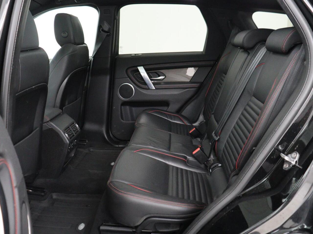 Land Rover DISCOVERY SPORT P300e 1.5 R-Dynamic SE | SOH 86% | Panoramadak | Head-Up | Leder | Trekhaak | Matrix LED | Stoelverwarming | Keyless | Park Assist | Carplay | Navigatie | Memory | PHEV | Plug In