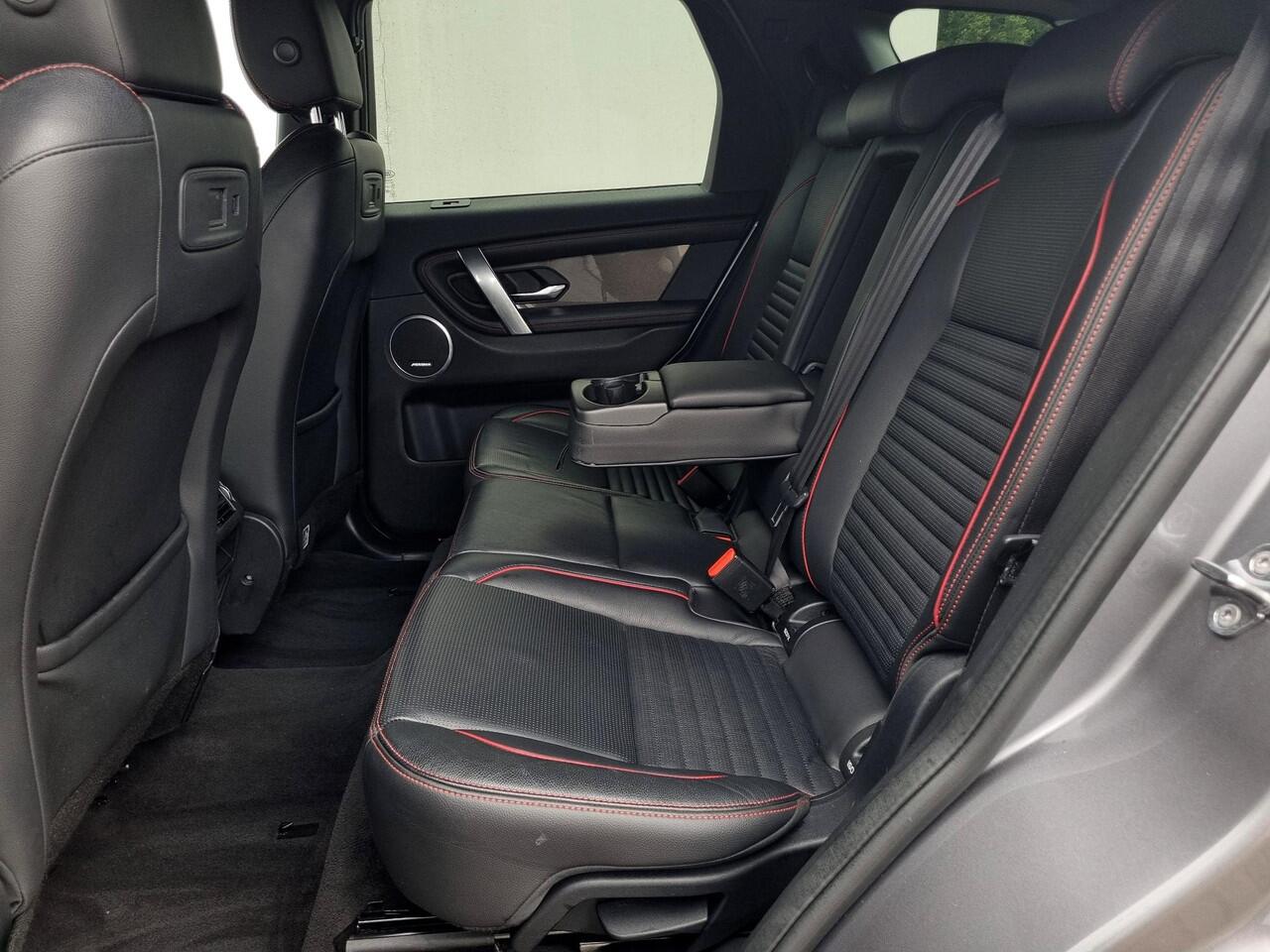 Land Rover DISCOVERY SPORT P300e 1.5 R-Dynamic SE Automaat / Dealer onderhouden / Panoramadak / Historie aanwezig / Elektr. Achterklep / Rondomzicht Camera / Navigatie / Cruise Control Adaptief /