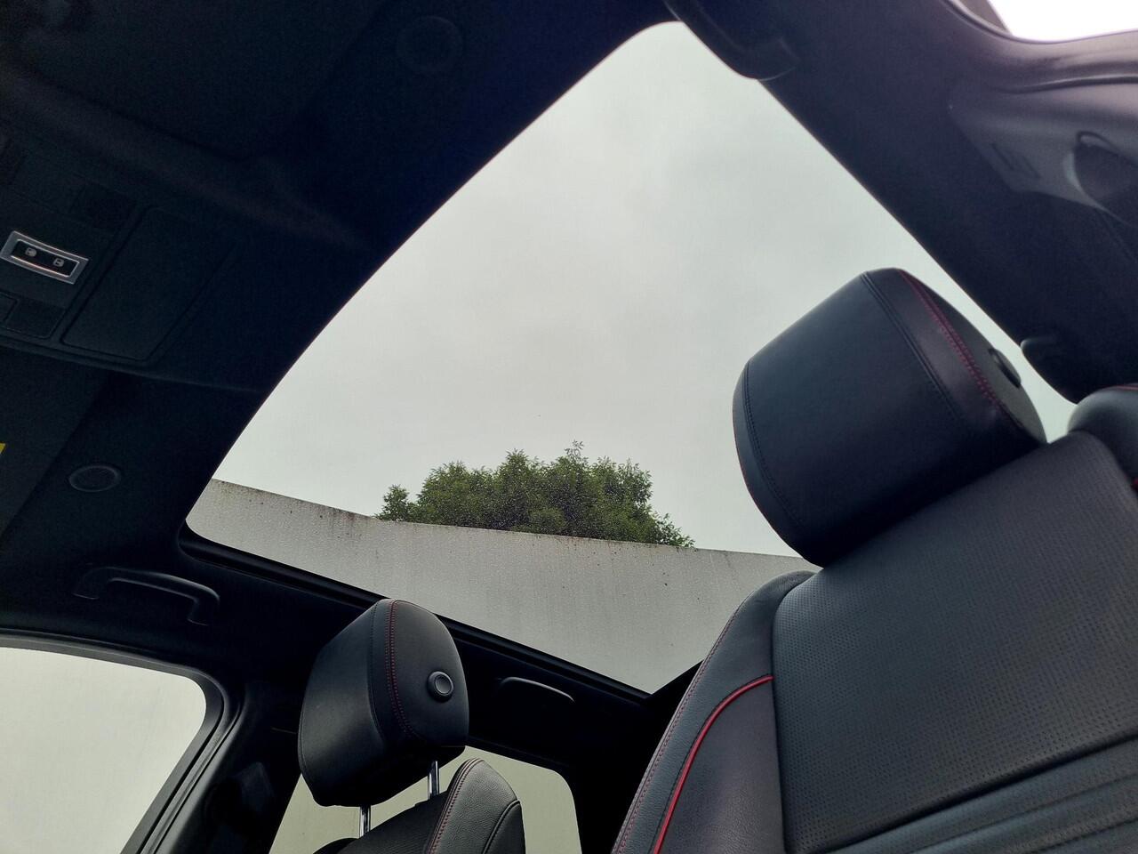 Land Rover DISCOVERY SPORT P300e 1.5 R-Dynamic SE Automaat / Dealer onderhouden / Panoramadak / Historie aanwezig / Elektr. Achterklep / Rondomzicht Camera / Navigatie / Cruise Control Adaptief /