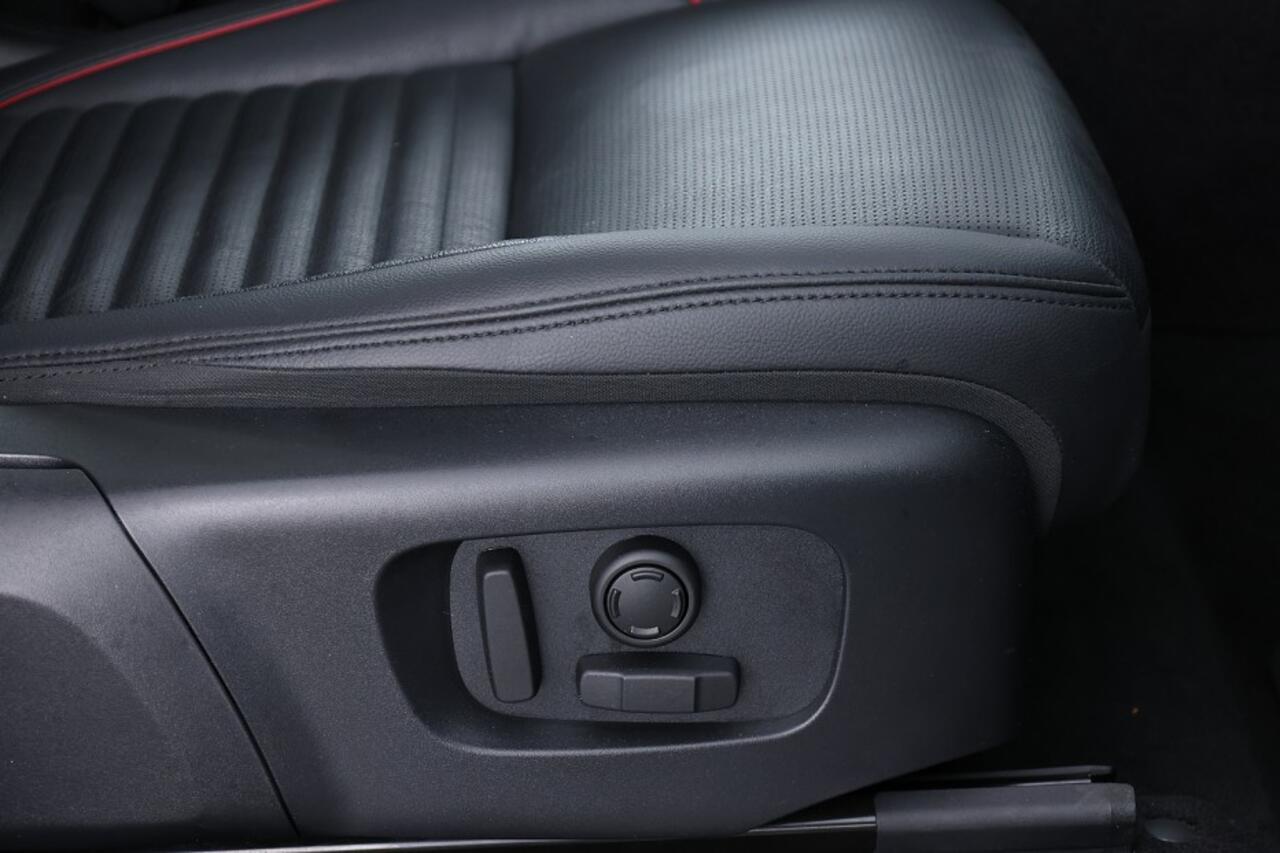 Land Rover DISCOVERY SPORT P300e R-Dynamic SE Automaat | PANORAMADAK | Full LED | LEDER | EL. Stoel | PHEV