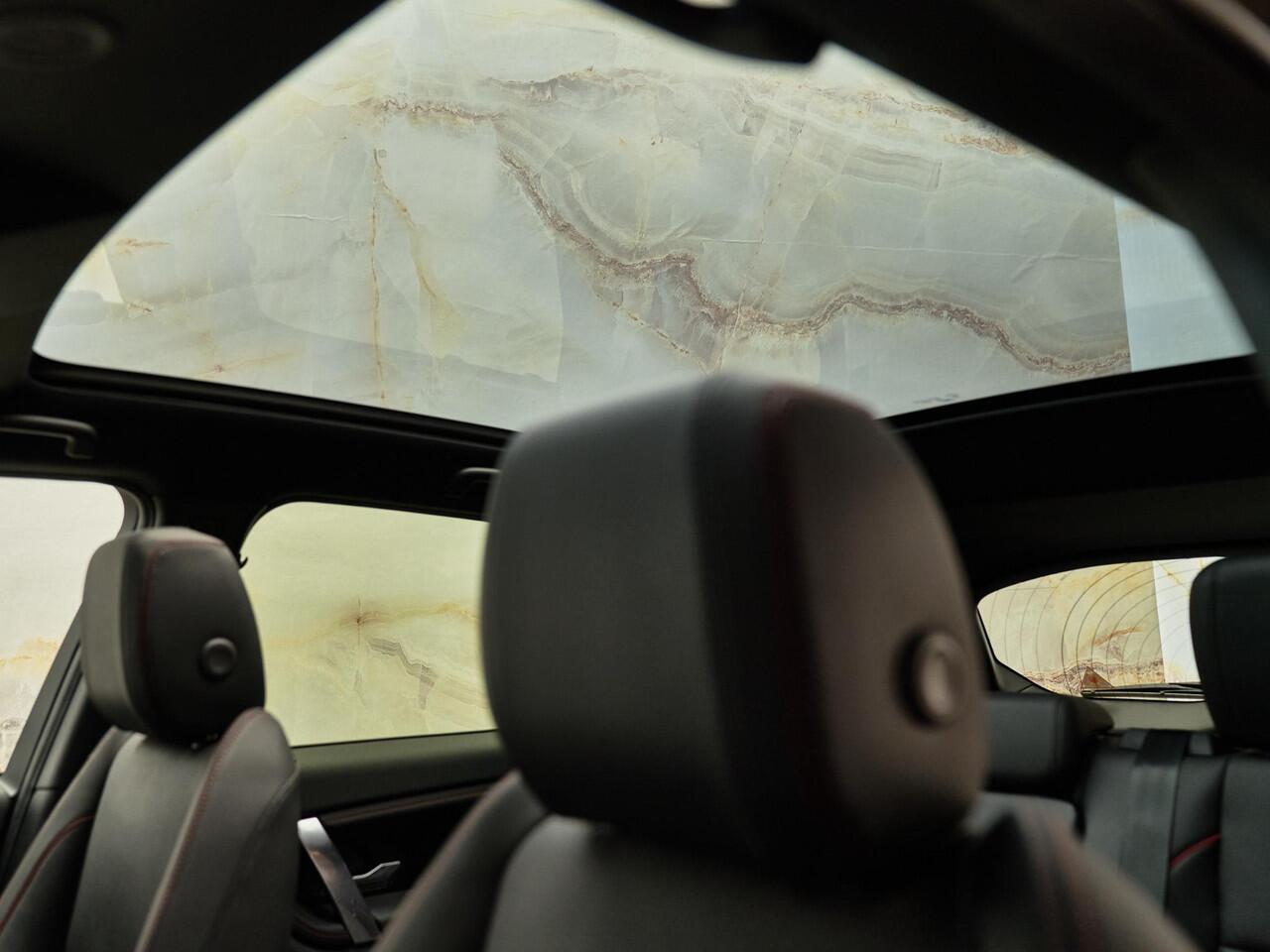 Land Rover DISCOVERY SPORT P300e R-Dynamic SE, NL-auto, pano, tr.haak, 20'', LED-kopl., keyless, Meridian, leder, ACC, privacy, NP75k