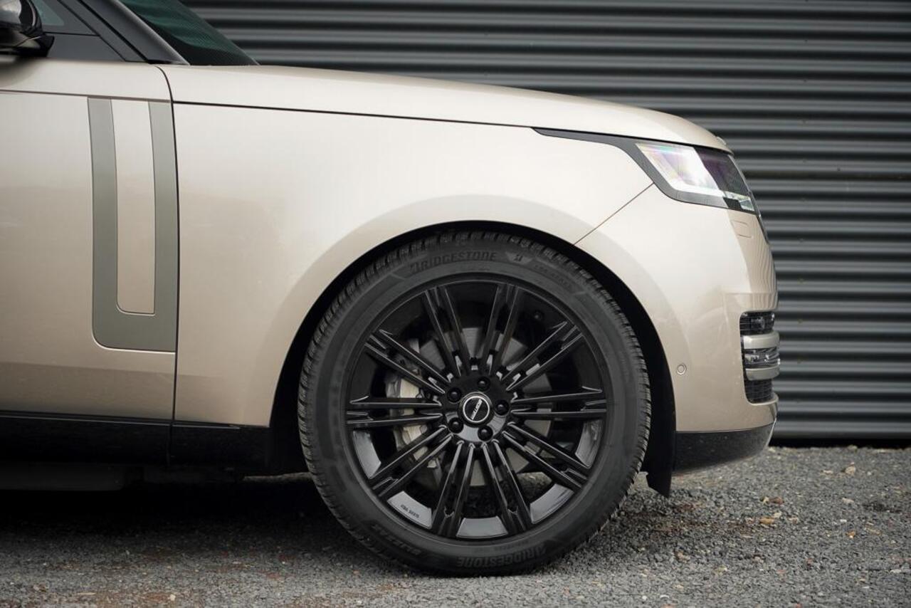 Land Rover RANGE ROVER 3.0 P460e HSE PHEV / Batumi Gold / Towing Pack / Pano / NL Auto / 4Wiel sturing