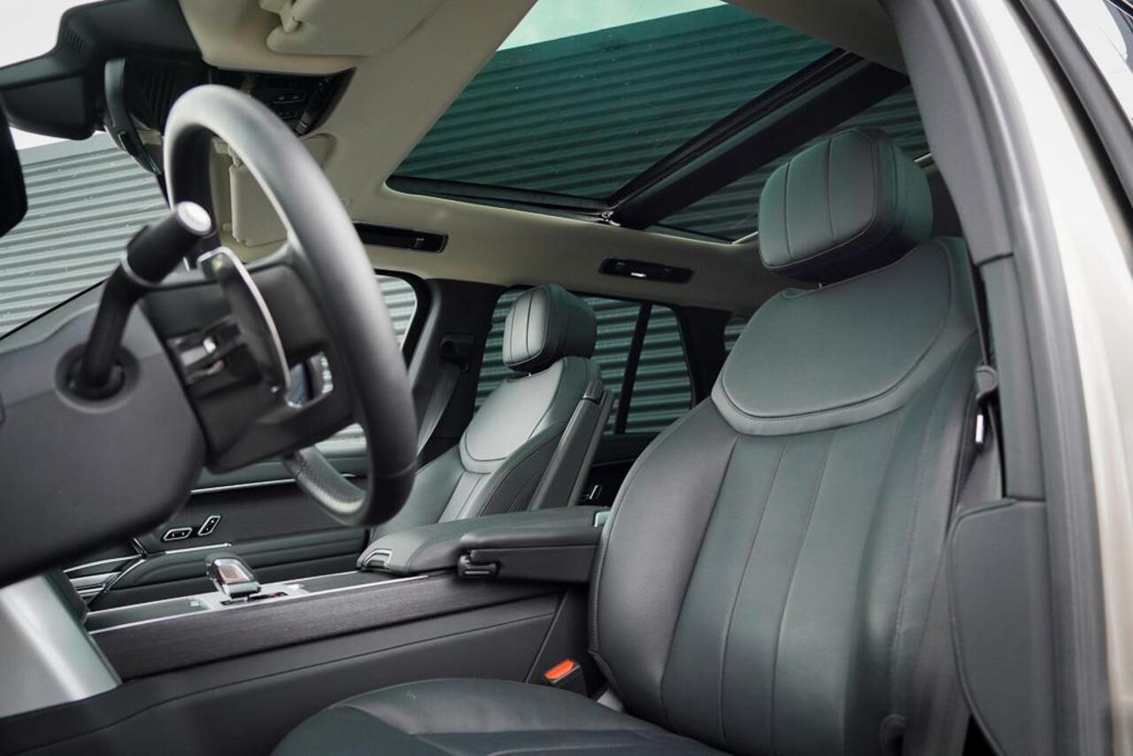 Land Rover RANGE ROVER 3.0 P460e HSE PHEV / Batumi Gold / Towing Pack / Pano / NL Auto / 4Wiel sturing