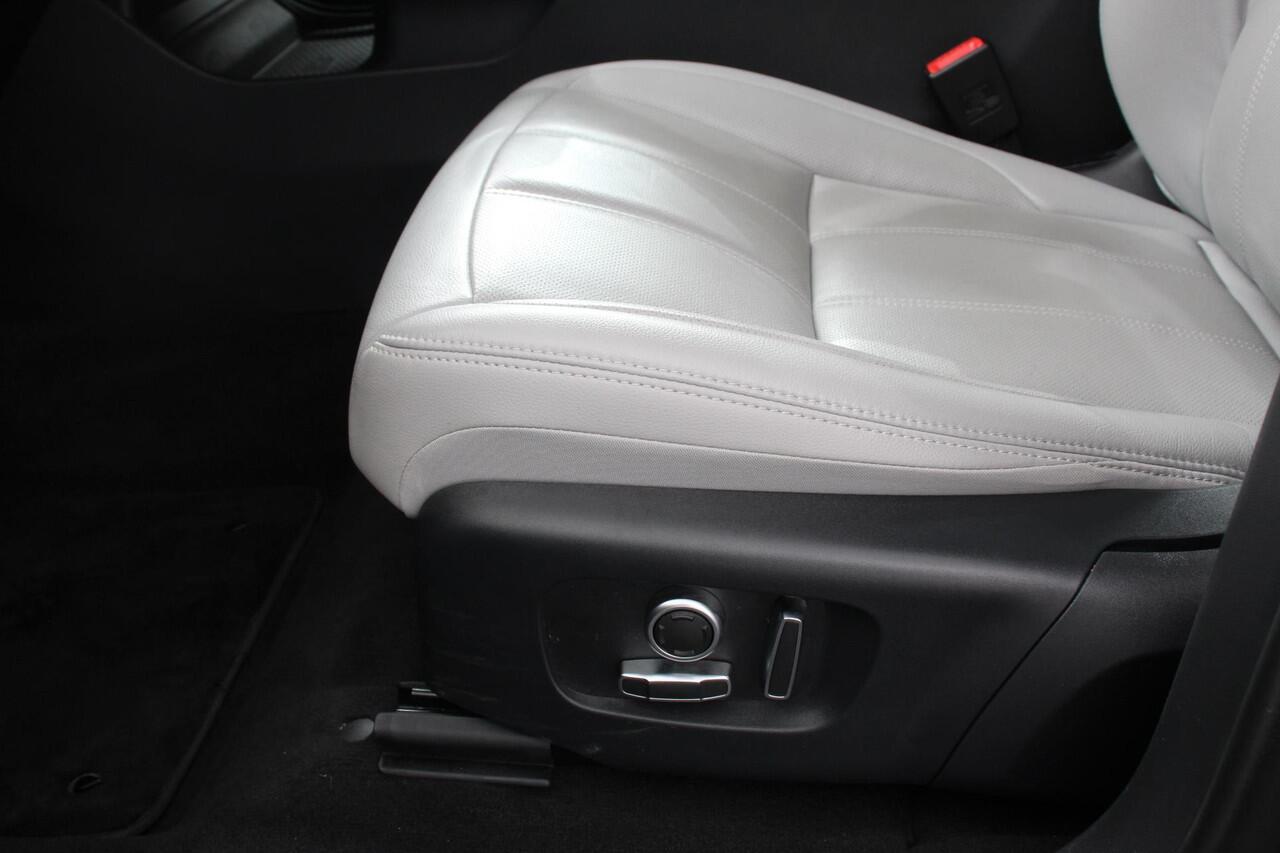 Land Rover RANGE ROVER EVOQUE 1.5 P300e AWD PHEV SE Signature Panoramadak Afneembare trekhaak Navigatie Parkeersensoren 360 Camera Cruise Control Elektrische verstelbare stoelen