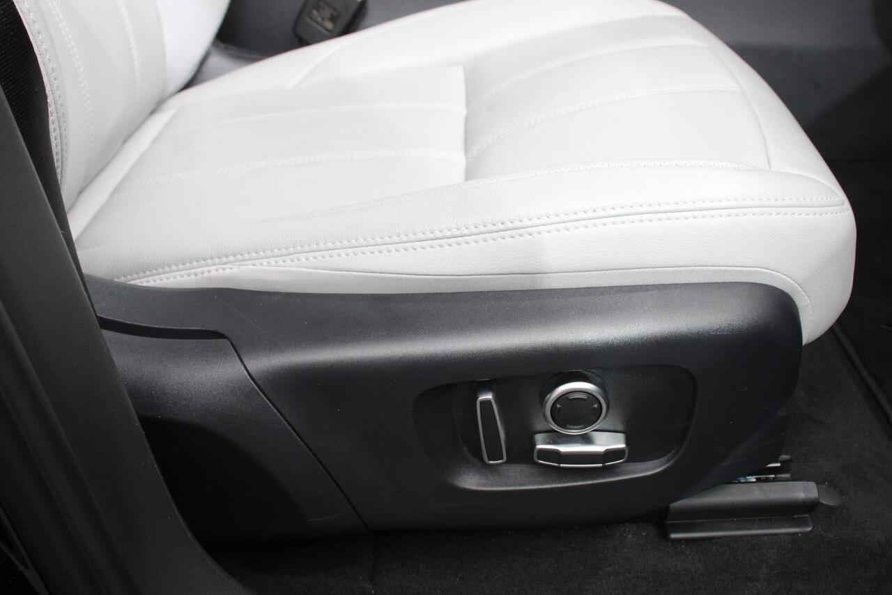 Land Rover RANGE ROVER EVOQUE 1.5 P300e AWD PHEV SE Signature Panoramadak Afneembare trekhaak Navigatie Parkeersensoren 360 Camera Cruise Control Elektrische verstelbare stoelen