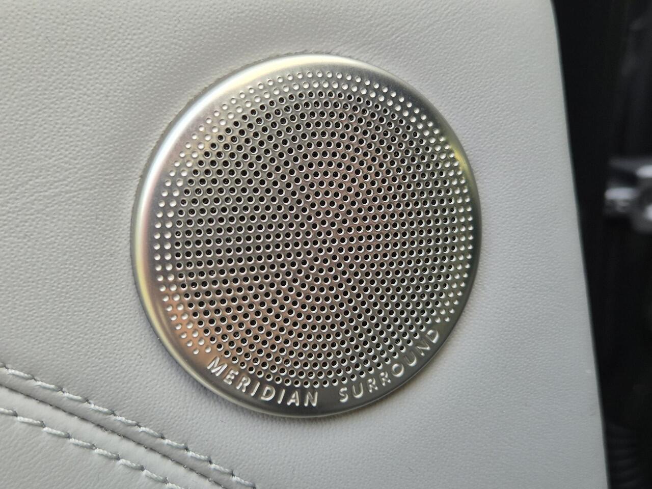 Land Rover RANGE ROVER EVOQUE AWD Autobiography PHEV Automaat / Schuif- en Kantel Dak / Lederen Bekleding / Elektrische Stoelen met Geheugen / Adaptief Cruise Control / Stoelventilatie / Meridian Premium Audio / Stuur-, Stoel en Achterbankverwarming / Elektrische Achterklep / Achterui