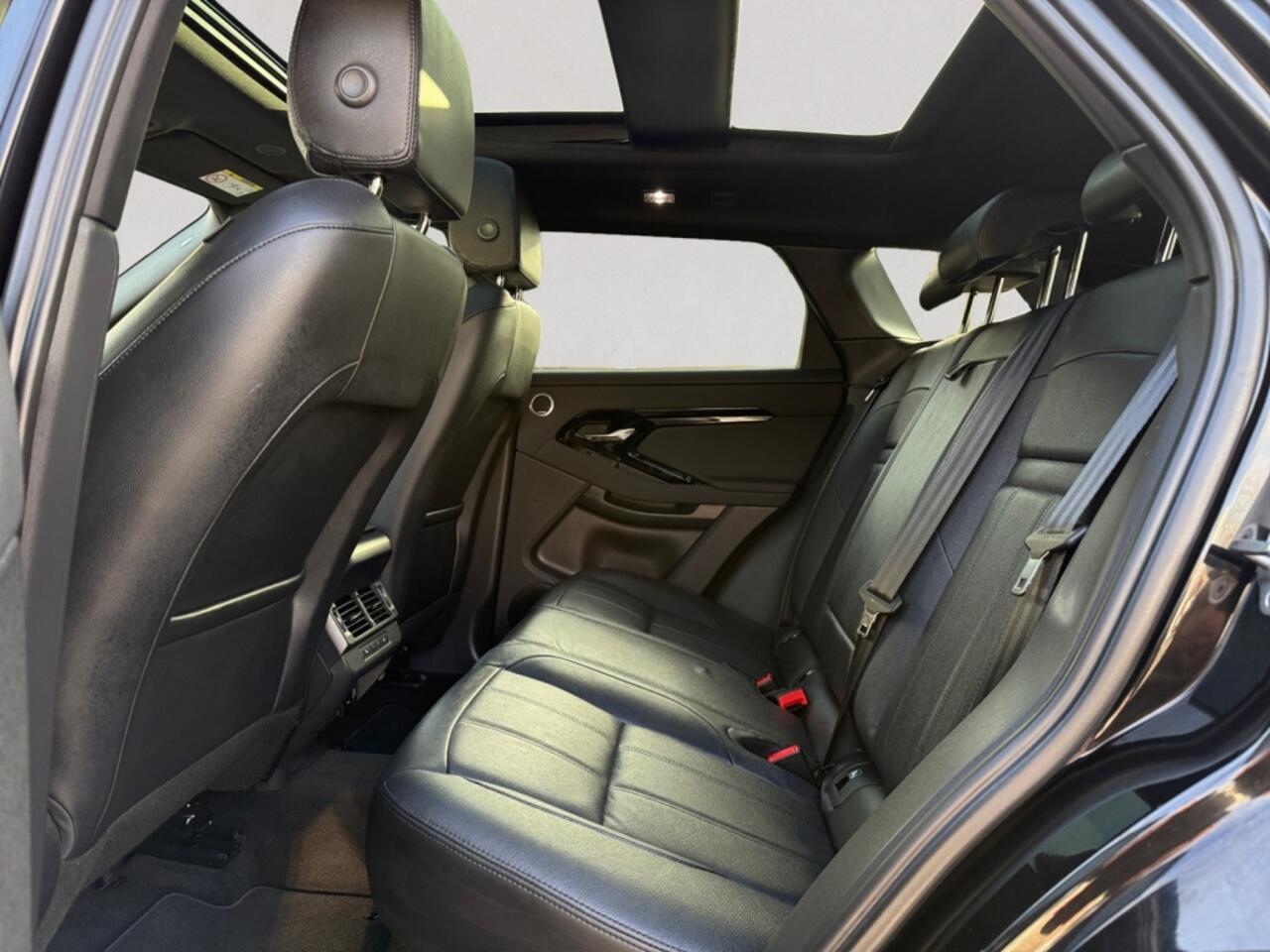 Land Rover RANGE ROVER EVOQUE 1.5 P270e AWD | BTW | Panoramadak | Meridian Sound | Winterpakke