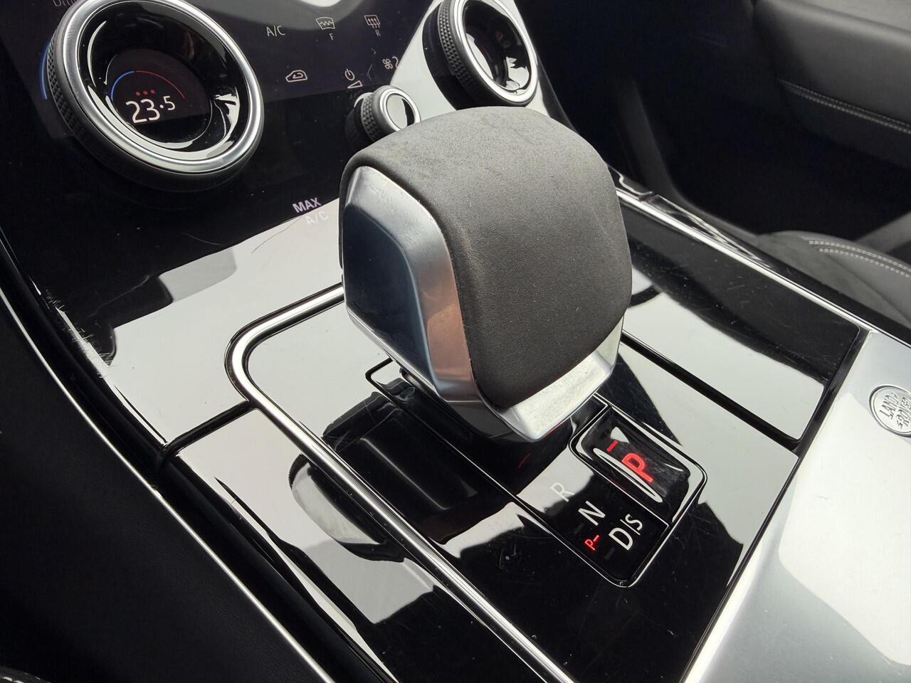 Land Rover Velar Range Rover 2.0 P400e R-Dynamic SE AUTOMAAT | NAVIGATIE | 360 CAMERA | AIRCO/ECC | CRUISE CONTROL | PARKEERSENSOREN | LEDER SPORT INTERIEUR | LED | APPLE CARPLAY | STOELVERWARMING |