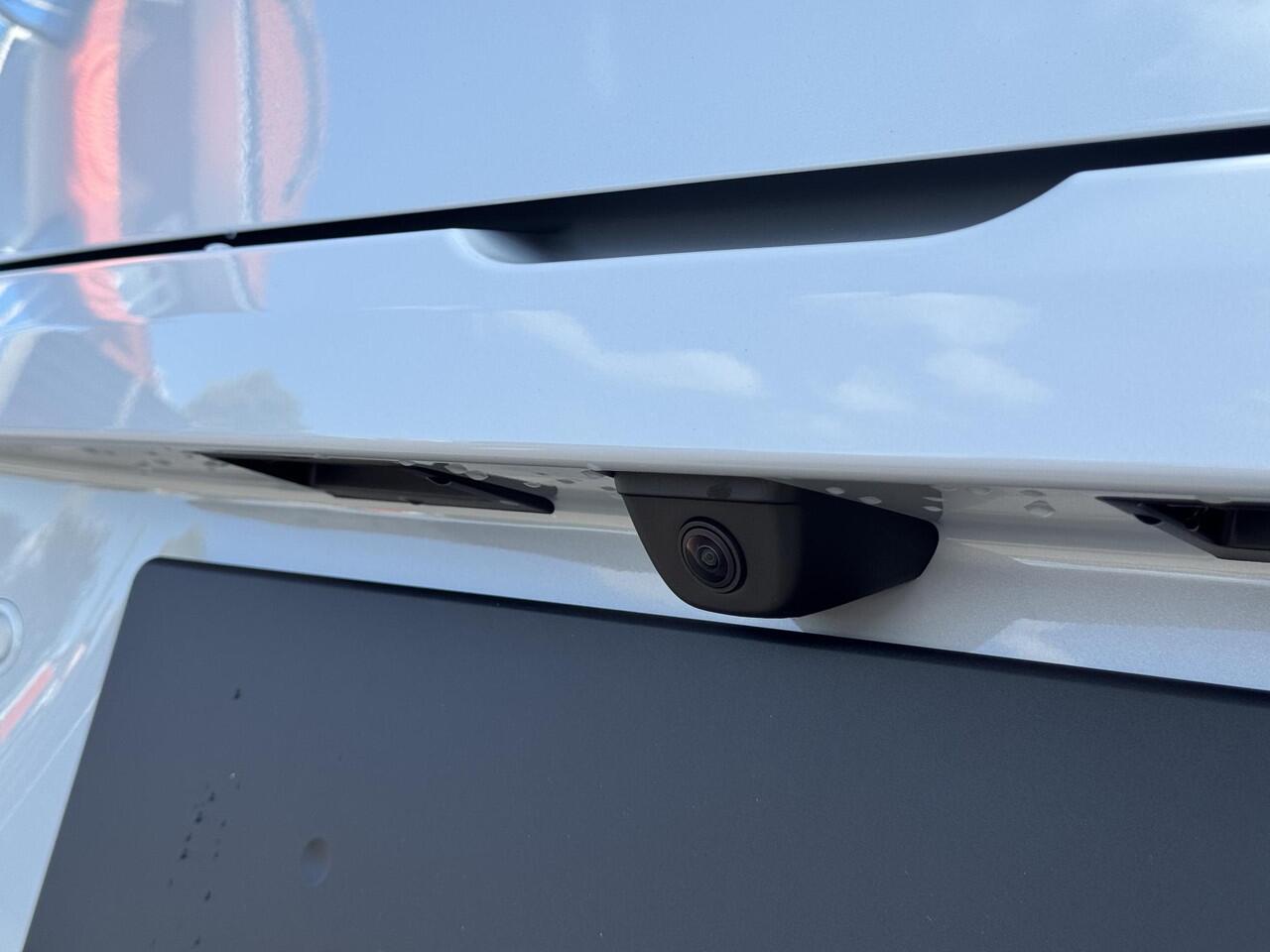 Leapmotor B10 Design ProMax 67.1 kWh 218PK Automaat Navigatie, Camera 360, Lichtmetalen velgen, Elektrische Achterklep, Kunstlederen bekleding, Stoel Verwarming & Ventilatie