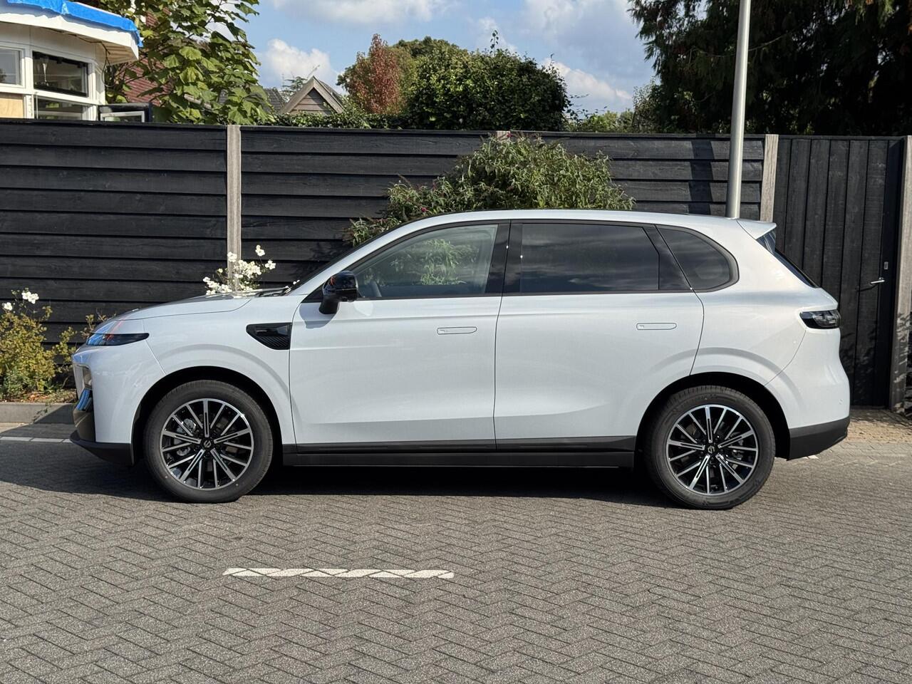 Leapmotor B10 Design ProMax 67.1 kWh 218PK Automaat Navigatie, Camera 360, Lichtmetalen velgen, Elektrische Achterklep, Kunstlederen bekleding, Stoel Verwarming & Ventilatie