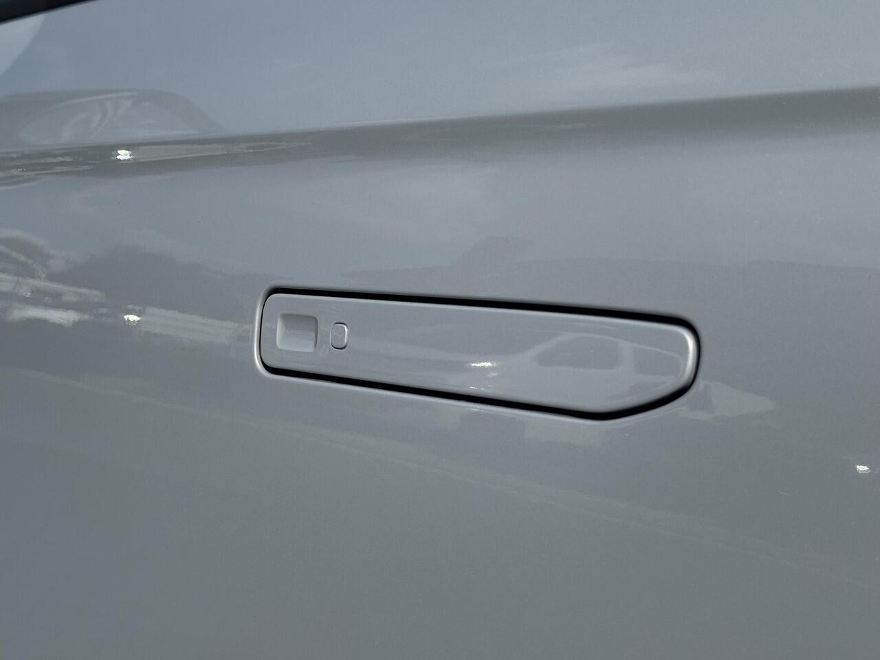 Leapmotor B10 Design ProMax 67.1 kWh 218PK Automaat Navigatie, Camera 360, Lichtmetalen velgen, Elektrische Achterklep, Kunstlederen bekleding, Stoel Verwarming & Ventilatie