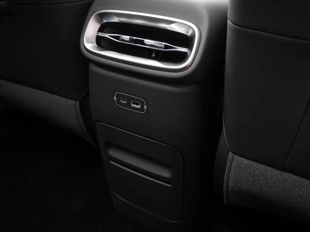 Leapmotor B10 Design ProMax 67.1 kWh Demo | Wltp 434km | 750kg trekgewicht | Stoel en stuur verwarming | 360 graden camera | Lederen bekleding | Panoramadak | Led | Regensensor | Sfeerverlichting | Elektrisch verstelbare voorstoelen