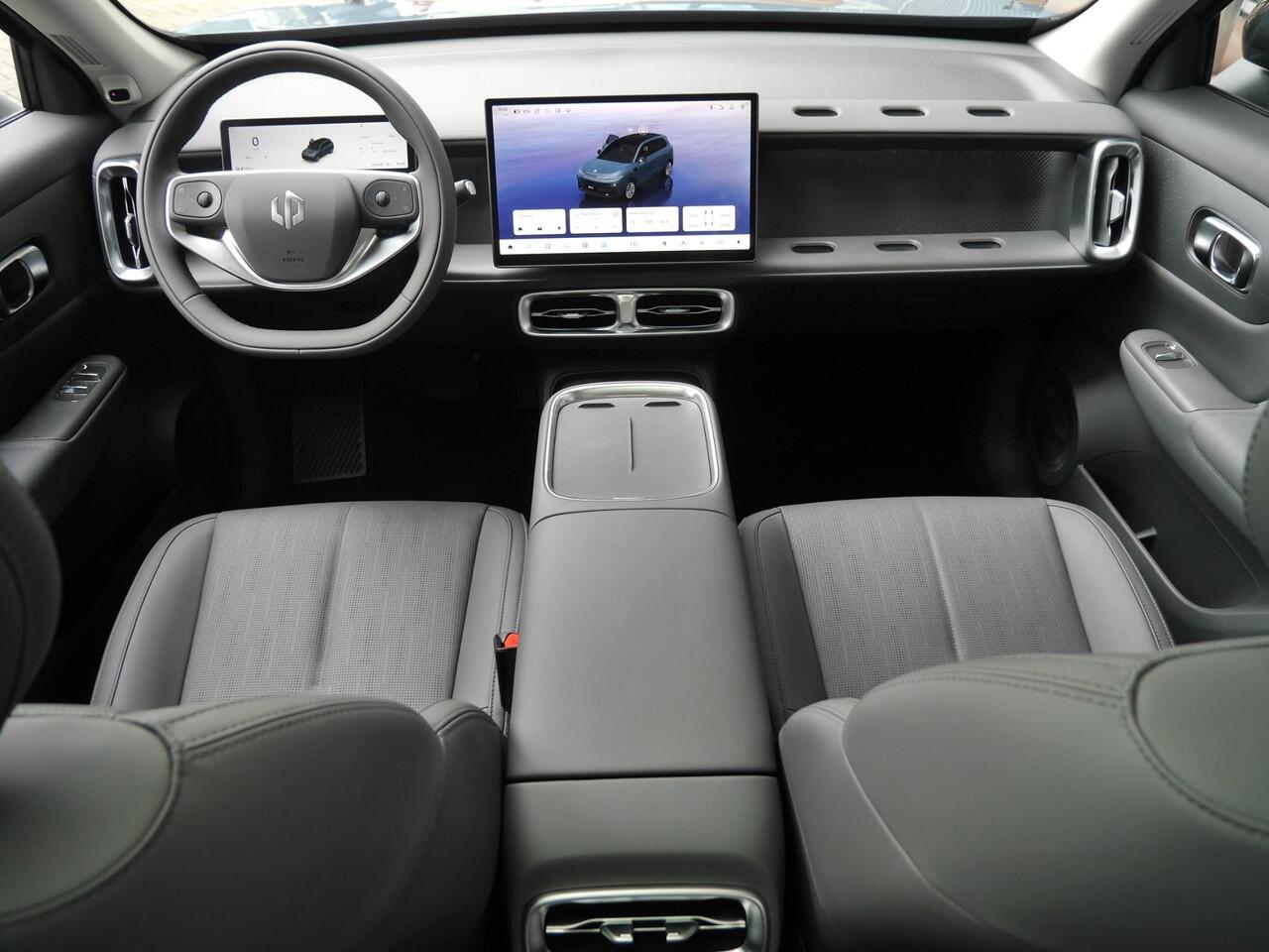 Leapmotor B10 Design ProMax 67.1 kWh | Wltp 434km | 750kg trekgewicht | Stoel en stuur verwarming | 360 graden camera | Lederen bekleding | Panoramadak | Led | Regensensor | Sfeerverlichting | Elektrisch verstelbare voorstoelen