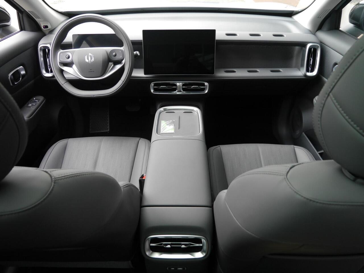 Leapmotor B10 Design ProMax 67.1 kWh | Wltp 434km | 750kg trekgewicht | Stoel en stuur verwarming | 360 graden camera | Lederen bekleding | Panoramadak | Led | Regensensor | Sfeerverlichting | Elektrisch verstelbare voorstoelen