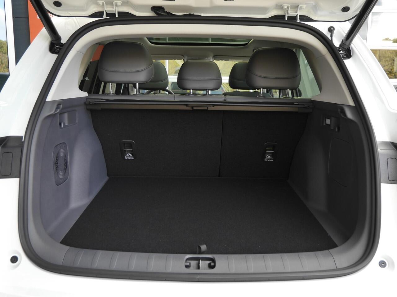 Leapmotor B10 Design ProMax 67.1 kWh Wltp 434km | 750kg trekgewicht | Stoel en stuur verwarming | 360 graden camera | Lederen bekleding | Panoramadak | Led | Regensensor | Sfeerverlichting | Elektrisch verstelbare voorstoelen