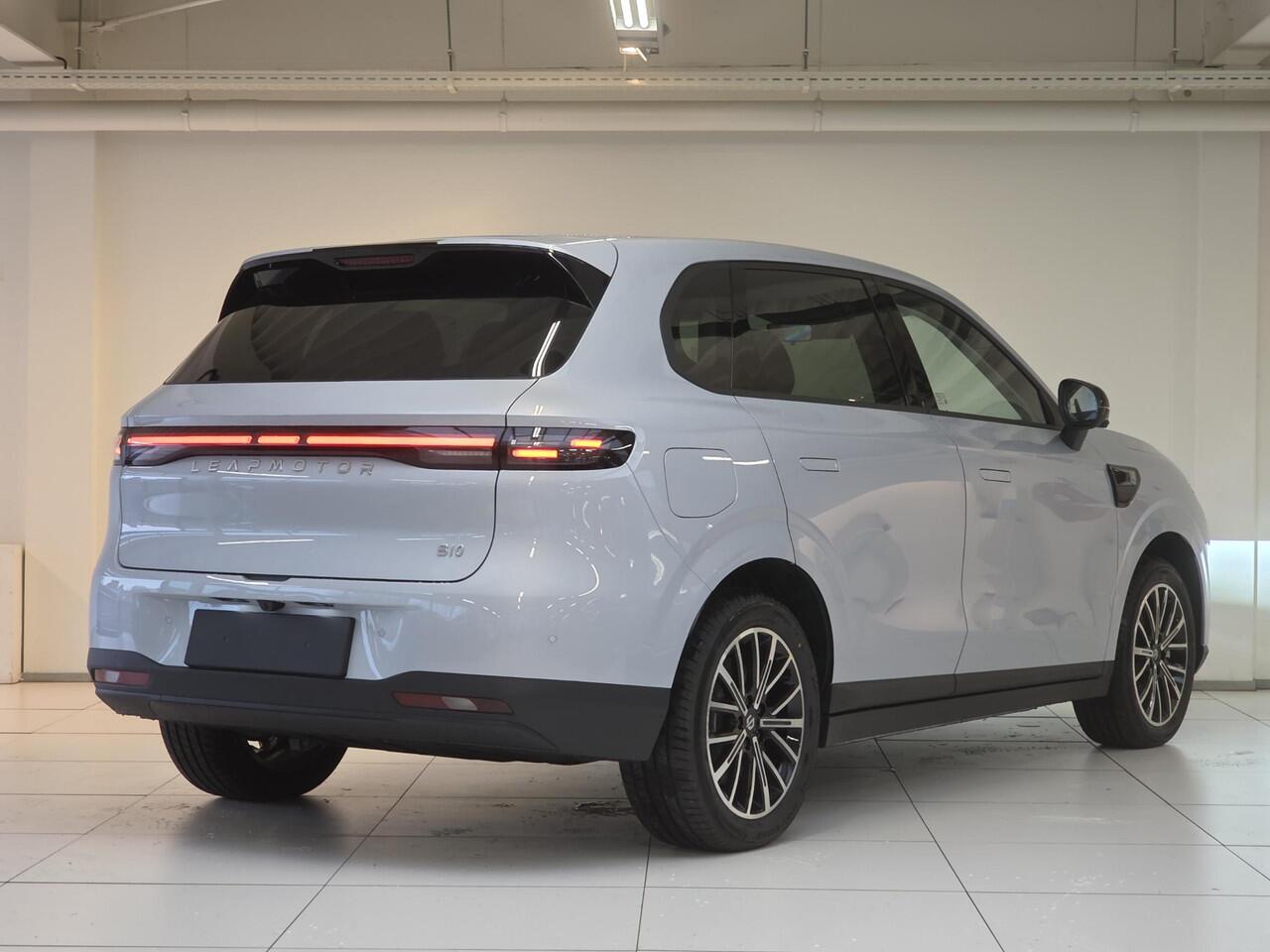 Leapmotor B10 Design ProMax 67.1 kWh Uit voorraad leverbaar! | 430KM WLTP | Panorama | Navigatie | Elektrische achterklep | Elektrisch bedienbare stoelen | Stoelverwarming | Stoelventilatie