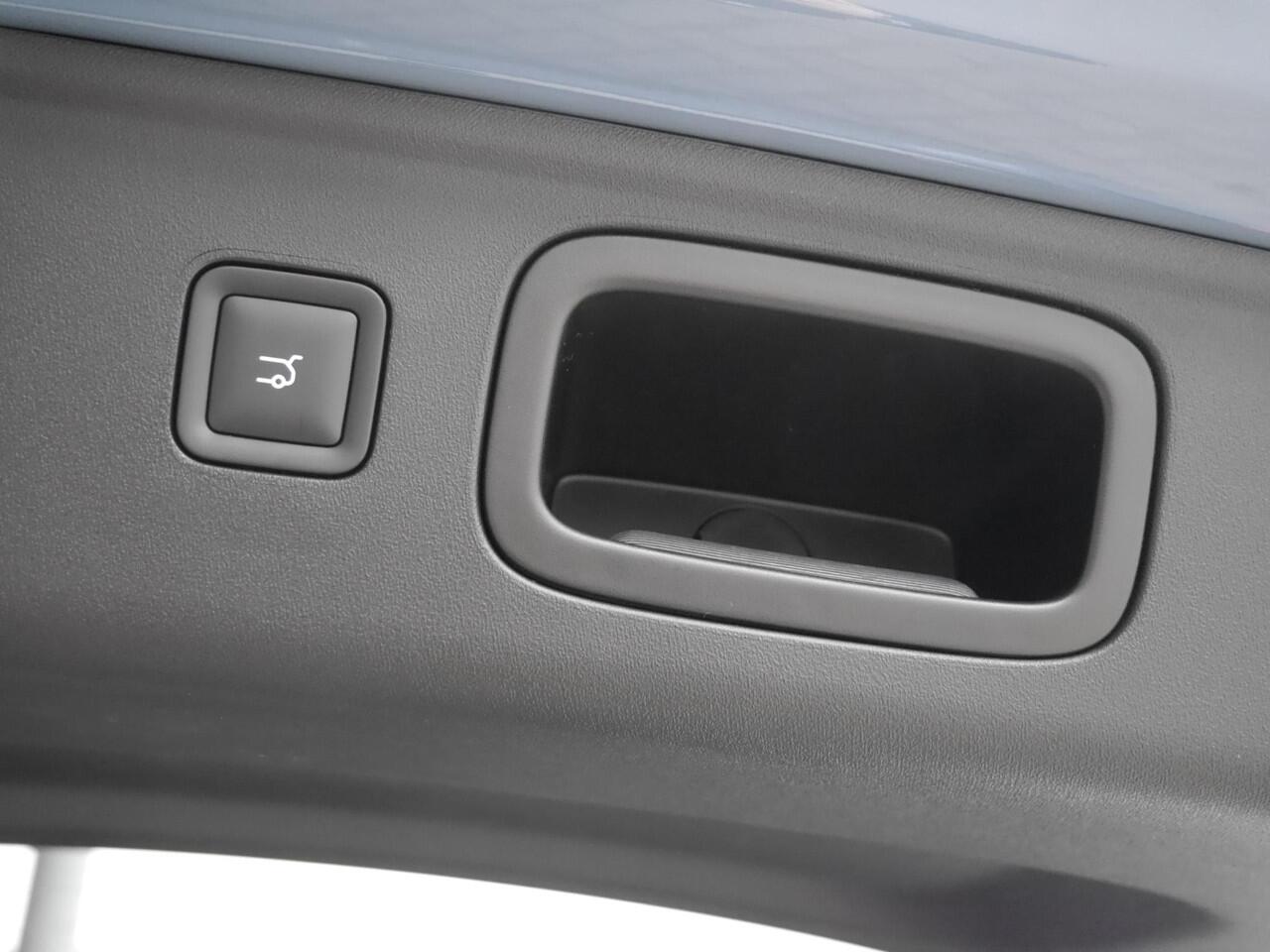 Leapmotor B10 Design ProMax 67.1 kWh Licht interieur | Wltp 434km | 750kg trekgewicht | Stoel en stuur verwarming | 360 graden camera | Lederen bekleding | Panoramadak | Led | Regensensor | Sfeerverlichting | Elektrisch verstelbare voorstoelen