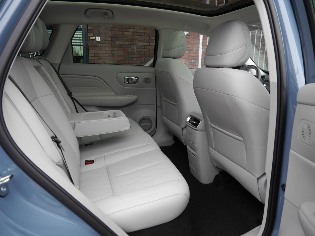 Leapmotor B10 Design ProMax 67.1 kWh Licht interieur | Wltp 434km | 750kg trekgewicht | Stoel en stuur verwarming | 360 graden camera | Lederen bekleding | Panoramadak | Led | Regensensor | Sfeerverlichting | Elektrisch verstelbare voorstoelen