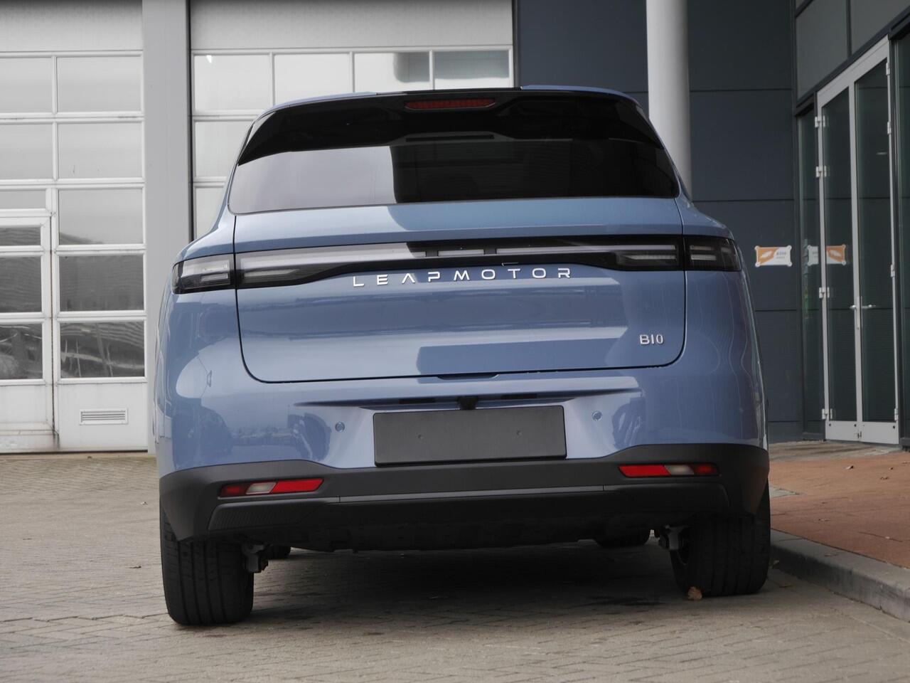Leapmotor B10 Design ProMax 67.1 kWh Licht interieur | Wltp 434km | 750kg trekgewicht | Stoel en stuur verwarming | 360 graden camera | Lederen bekleding | Panoramadak | Led | Regensensor | Sfeerverlichting | Elektrisch verstelbare voorstoelen