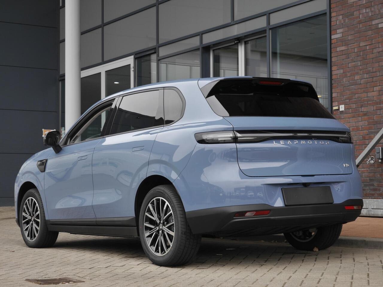 Leapmotor B10 Design ProMax 67.1 kWh Licht interieur | Wltp 434km | 750kg trekgewicht | Stoel en stuur verwarming | 360 graden camera | Lederen bekleding | Panoramadak | Led | Regensensor | Sfeerverlichting | Elektrisch verstelbare voorstoelen
