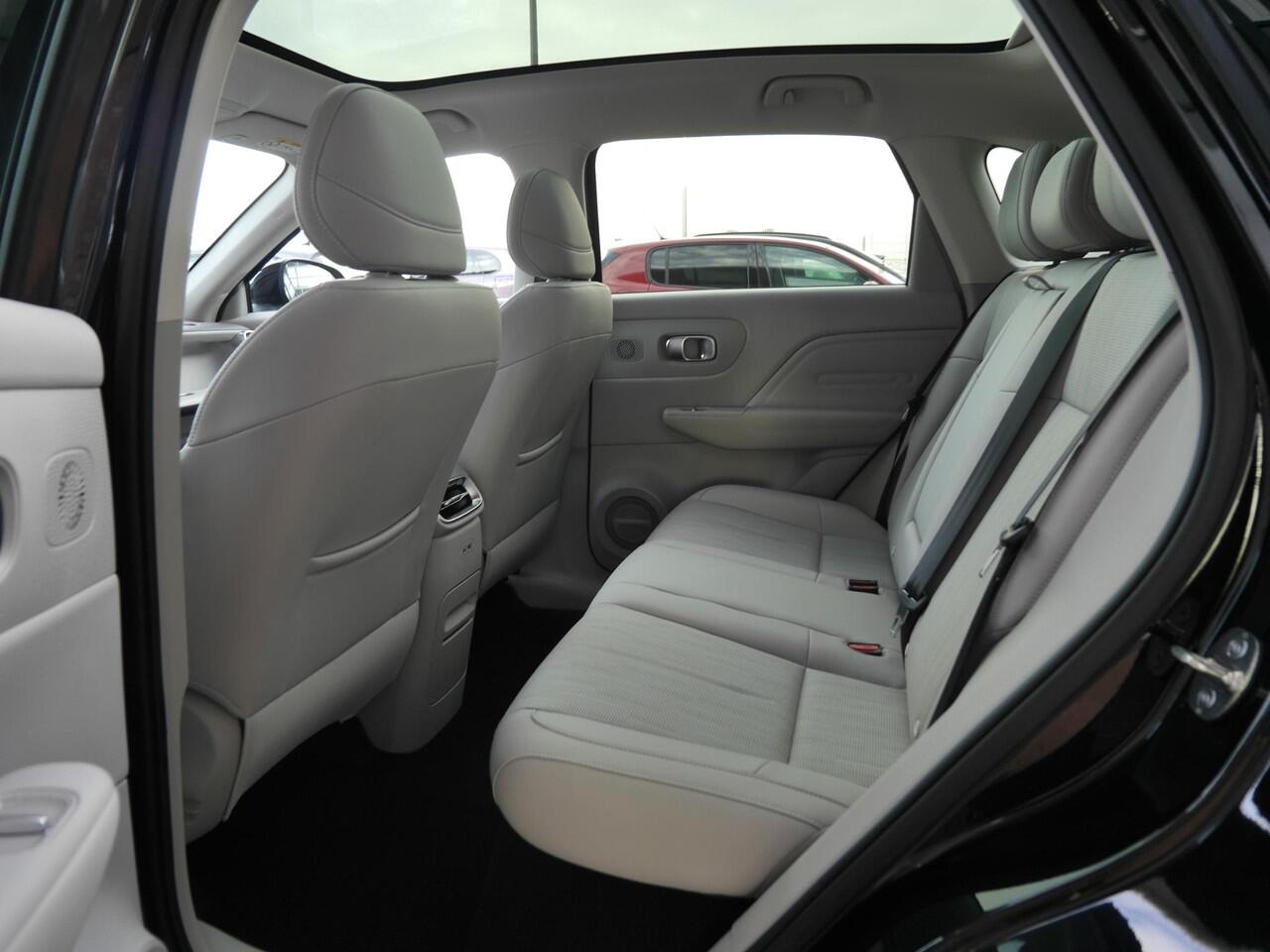 Leapmotor B10 Design ProMax 67.1 kWh | Licht interieur kleur | Navigatie | Rondom camera | 18inch Velgen | Elektrisch bedienbare achterklep | Panoramdak | Stoel verwarming en ventilatie | Stuurverwarming | Uit voorraad leverbaar