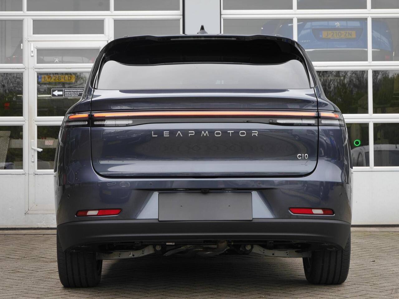 Leapmotor C10 REEV Design 28.4 kWh | Nieuwe auto | Gecombineerde actieradius WLTP 974km | 1500 kg Trekgewicht | Diverse kleuren leverbaar | Full options | Stuurverwarming | Stoelverwarming en koeling | Elektrisch verstelbare voorstoelen | Navigatie | Keyless entry & st