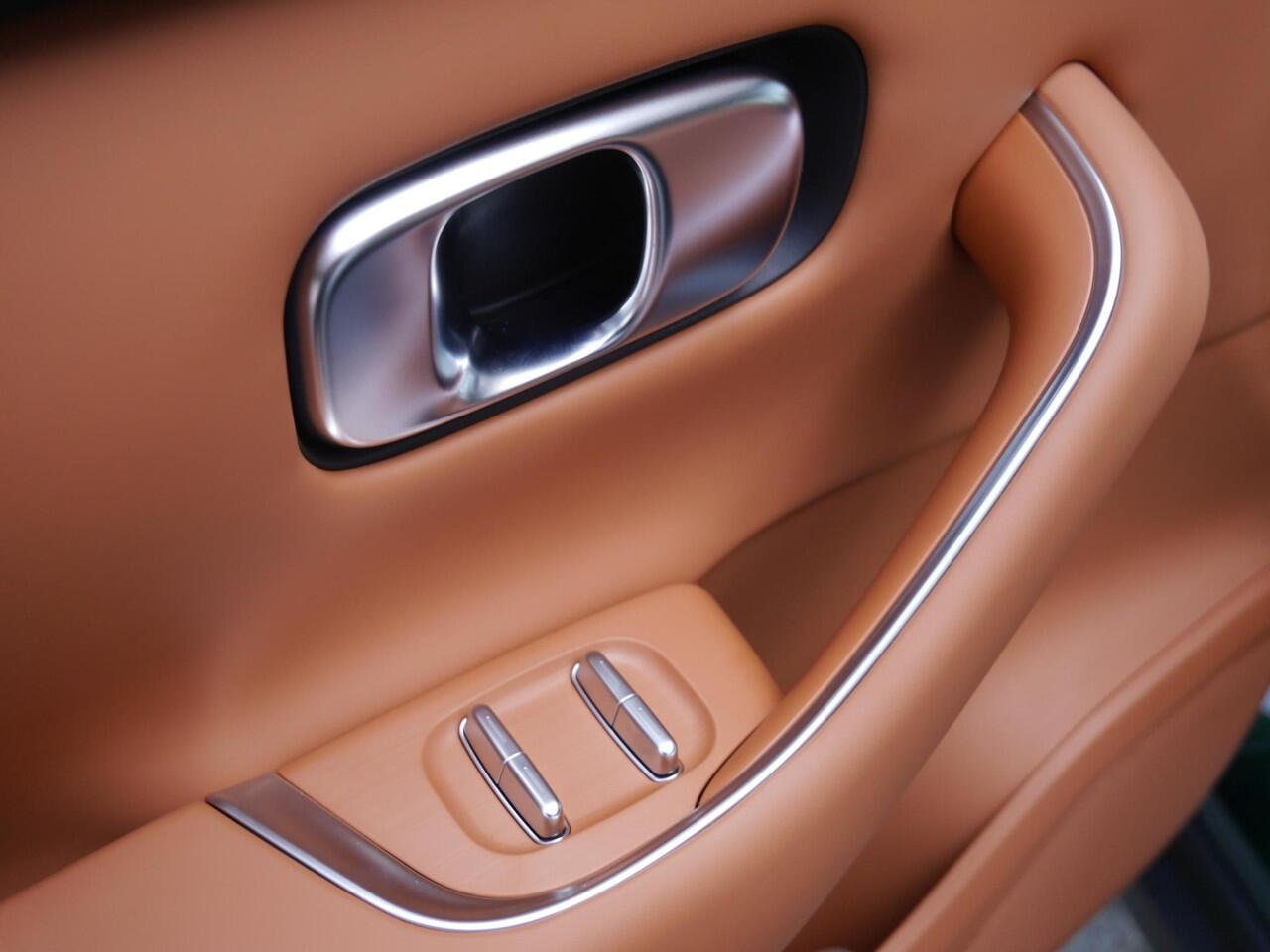 Leapmotor C10 Design 69.9 kWh | Demo | Wltp 420km | 1500 kg Trekgewicht | Diverse kleuren leverbaar | Full options | Stuurverwarming | Stoelverwarming en koeling | Elektrisch verstelbare voorstoelen | Navigatie | Keyless entry & start | 20 inch lichtmetalen velgen | L