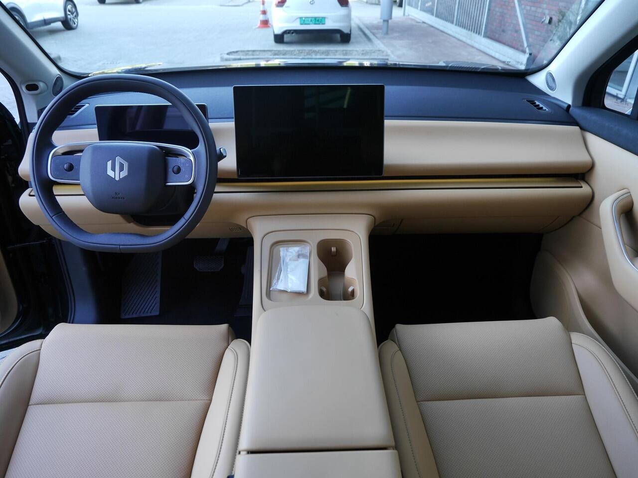 Leapmotor C10 Design 69.9 kWh | Panoramdak | 20inch | elektrisch bedienbare achterklep | Snel leverbaar | Camera v+a | Zeer veel ruimte!