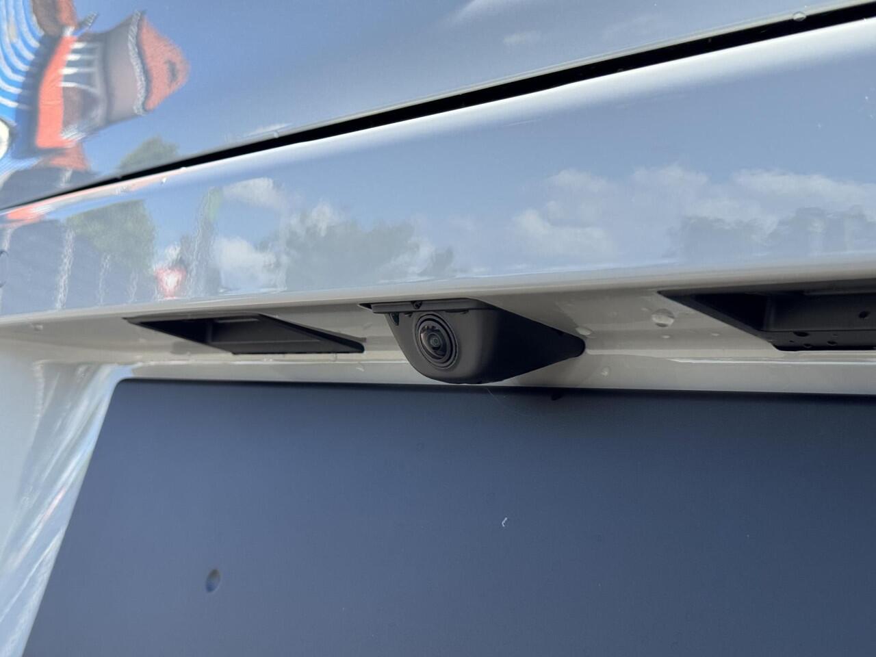 Leapmotor C10 REEV Design 28.4 kWh 215PK Automaat Navigatie, Camera 360, Lichtmetalen velgen, Elektrische Achterklep, Kunstlederen bekleding, Stoel Verwarming & Ventilatie