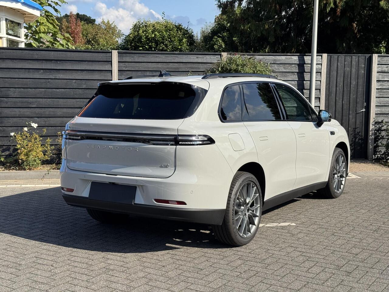 Leapmotor C10 REEV Design 28.4 kWh 215PK Automaat Navigatie, Camera 360, Lichtmetalen velgen, Elektrische Achterklep, Kunstlederen bekleding, Stoel Verwarming & Ventilatie