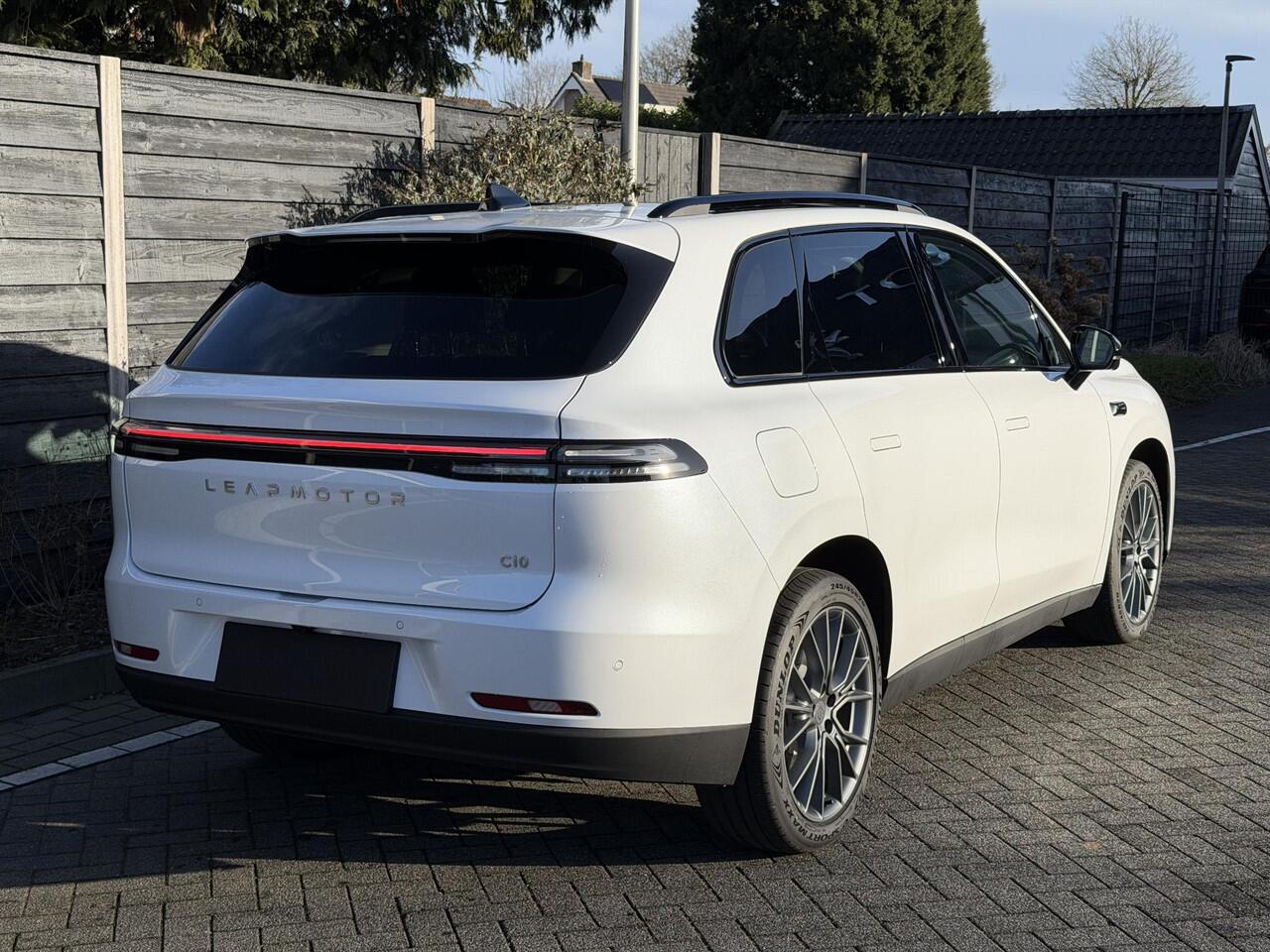 Leapmotor C10 REEV Design 28.4 kWh 215PK Automaat Navigatie, Camera 360, Lichtmetalen velgen, Elektrische Achterklep, Kunstlederen bekleding, Stoel Verwarming & Ventilatie