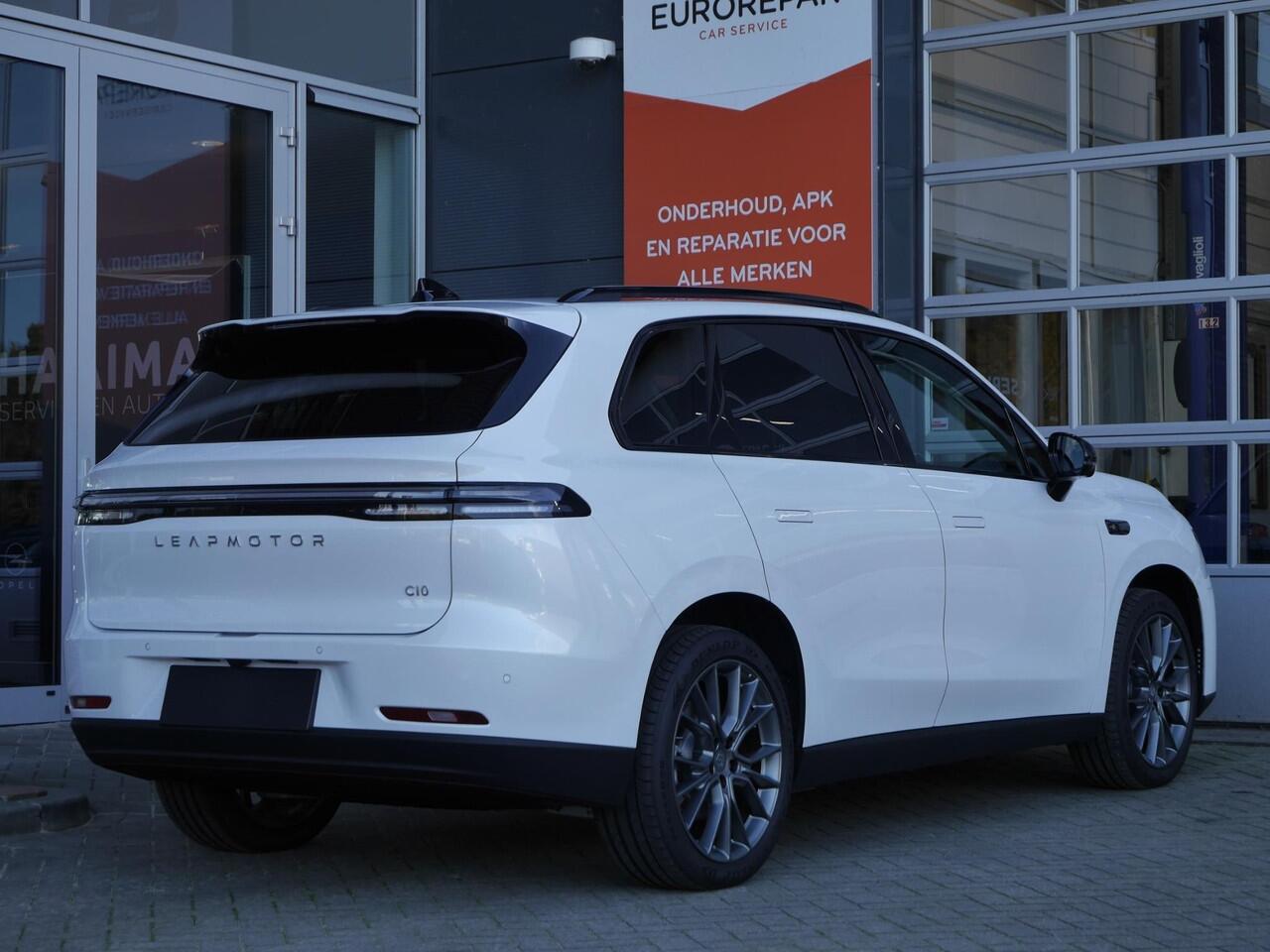 Leapmotor C10 REEV Design 28.4 kWh | 1500 trekgewicht | Nieuw uit voorraad Leverbaar | Panoramadak | Camera | 20 inch | Elektrische achterklep