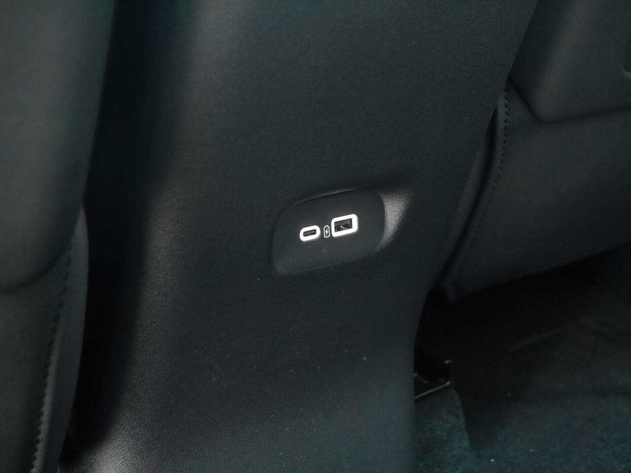 Leapmotor C10 Design Pro 69.9 kWh | Nieuw | Uit voorraad | Panoramadak | Camera | 1500 Trekgewicht | Lederenbekleding | Elektrische achterklep