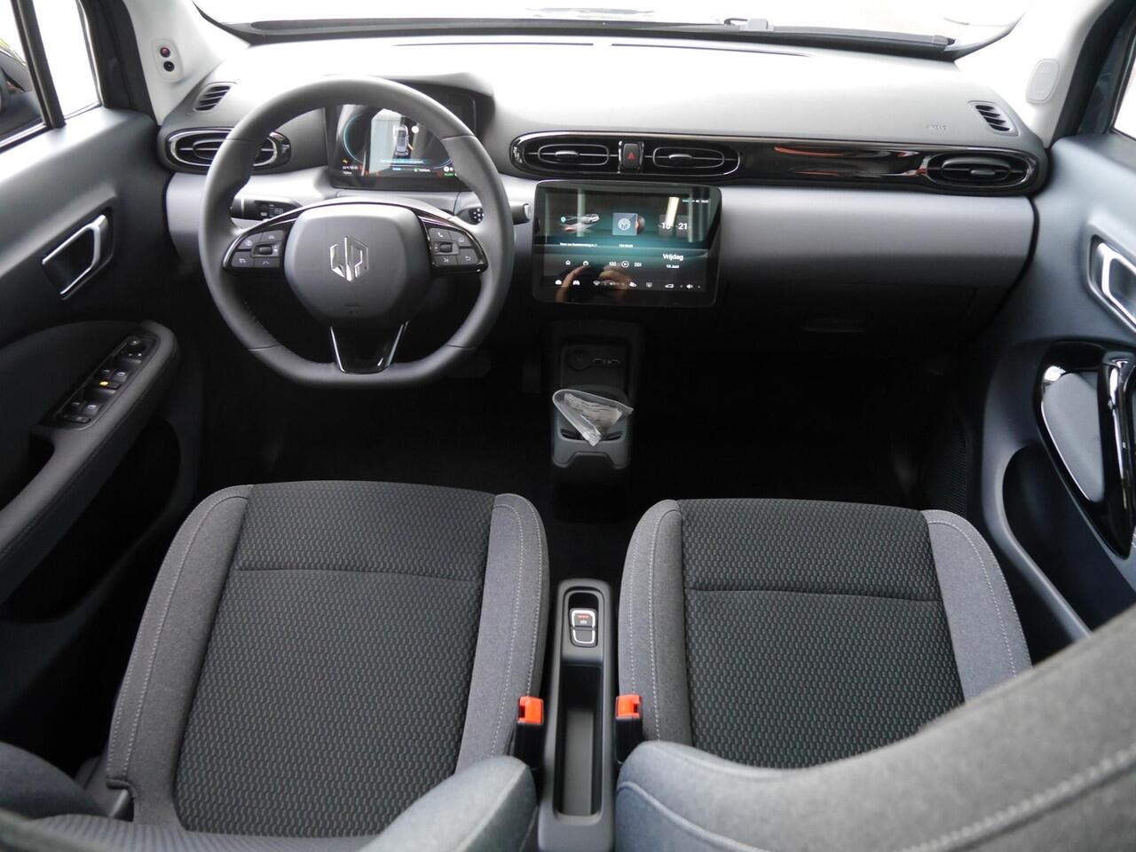 Leapmotor T03 Design 37.3 kWh | Nieuwe auto | Snel leverbaar! | Actieradius van 265 km (WLTP) Gecombineerd | Camera | Panoramadak | Adaptive cruise control | Dodehoek detectie | Lichtmetalen velgen