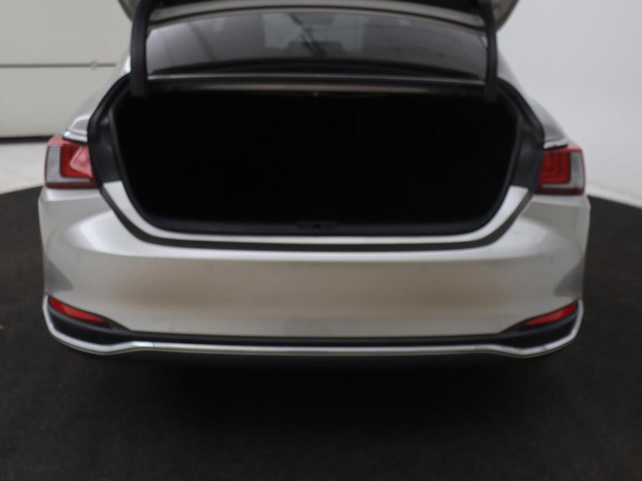 Lexus Es 300h Comfort Line | Schuifdak | Leder | Stoelverwarming | Adaptive cruise | Carplay | Camera | Memory | Keyless | Full LED